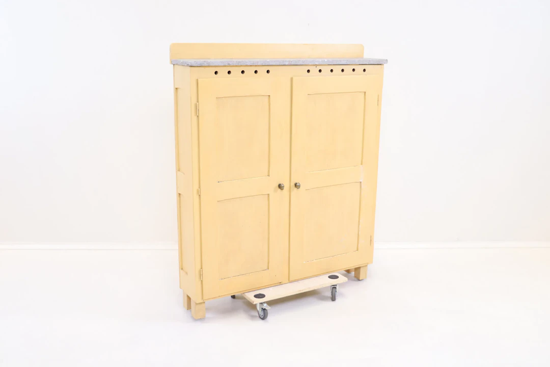 Sideboard, wood/stone.