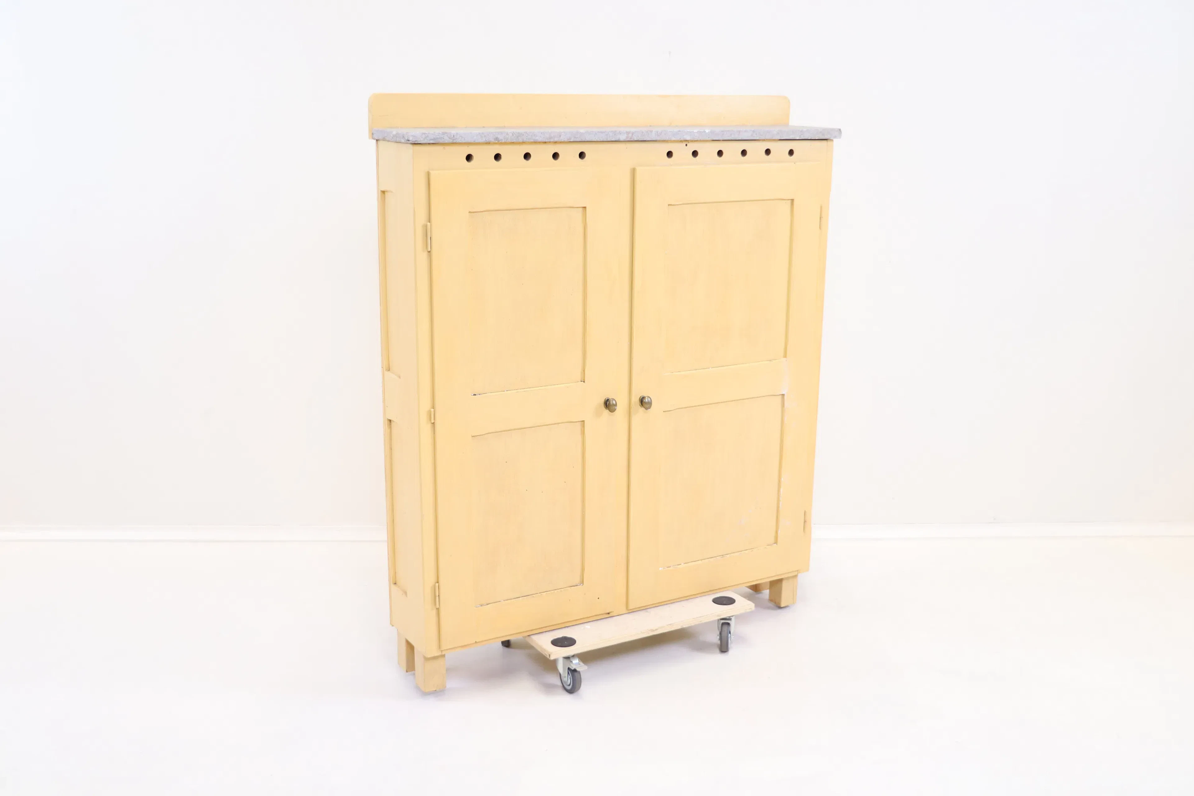 Sideboard, wood/stone.