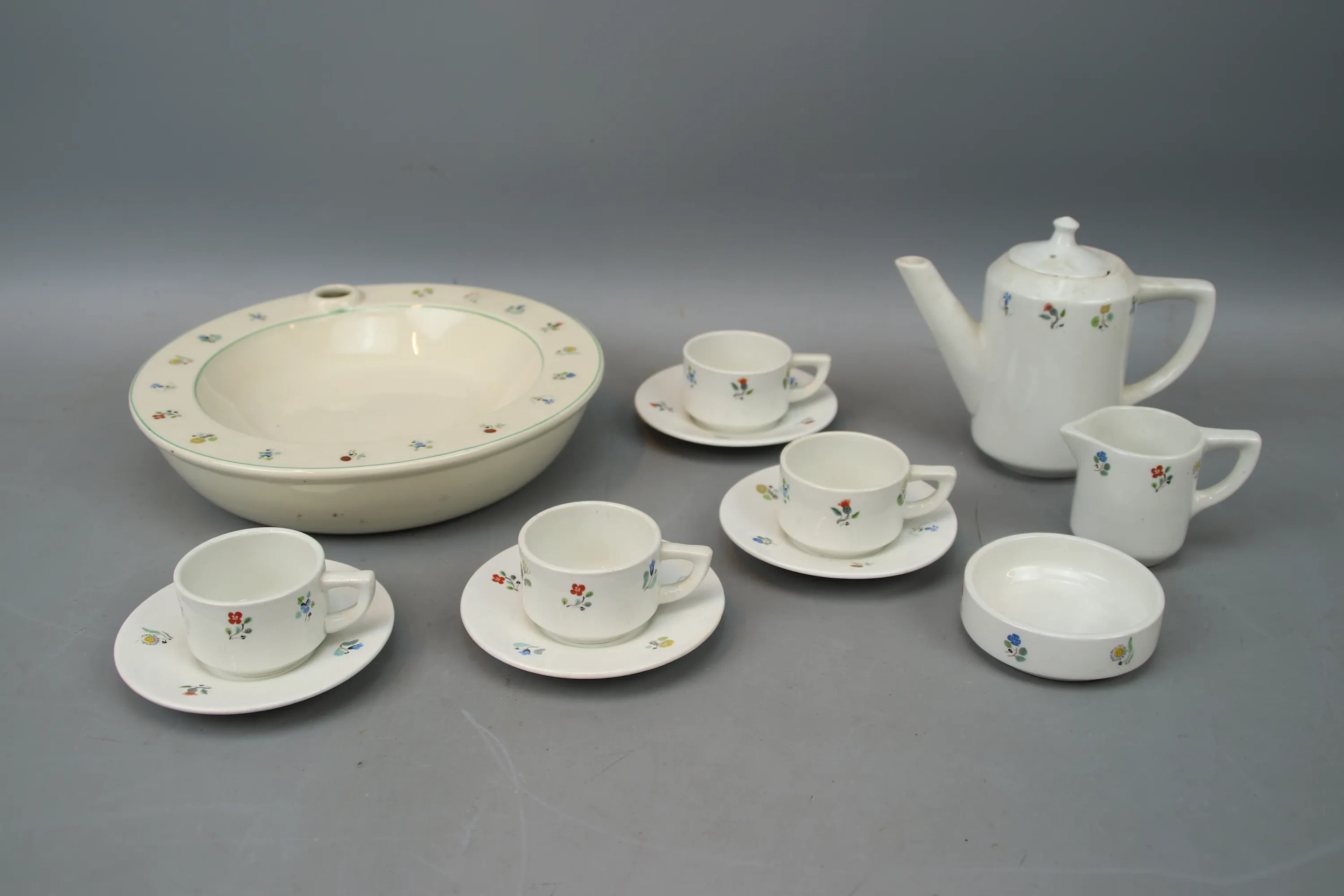 Set di bambole e piatto riscaldante, 8 pezzi, ceramiche in selce, "Fiori", Gustavsberg.