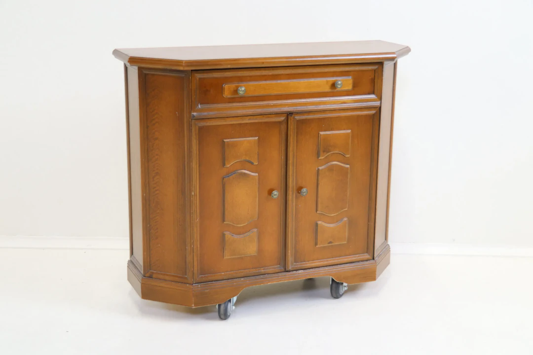 Muebles de pasillo, teñidos de caoba, estilo inglés.