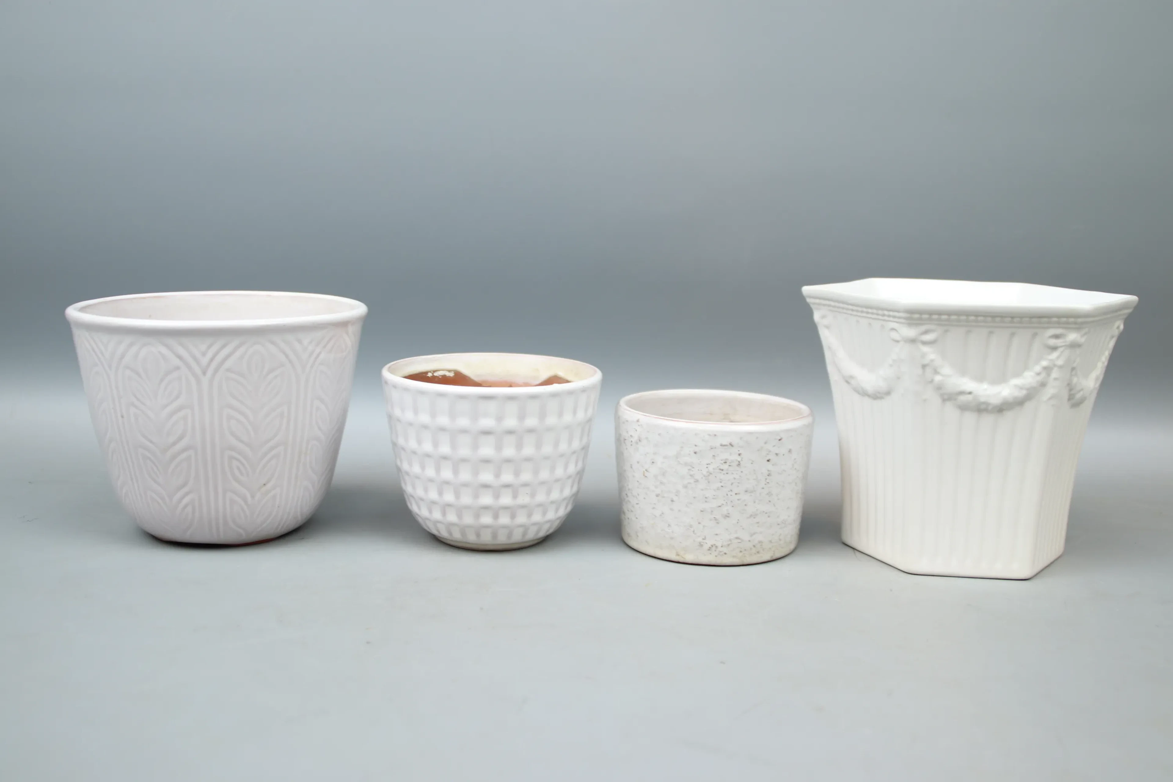 Vasi di fiori e fodera esterna, 4 pezzi, ceramiche, incluso Gustavsberg.