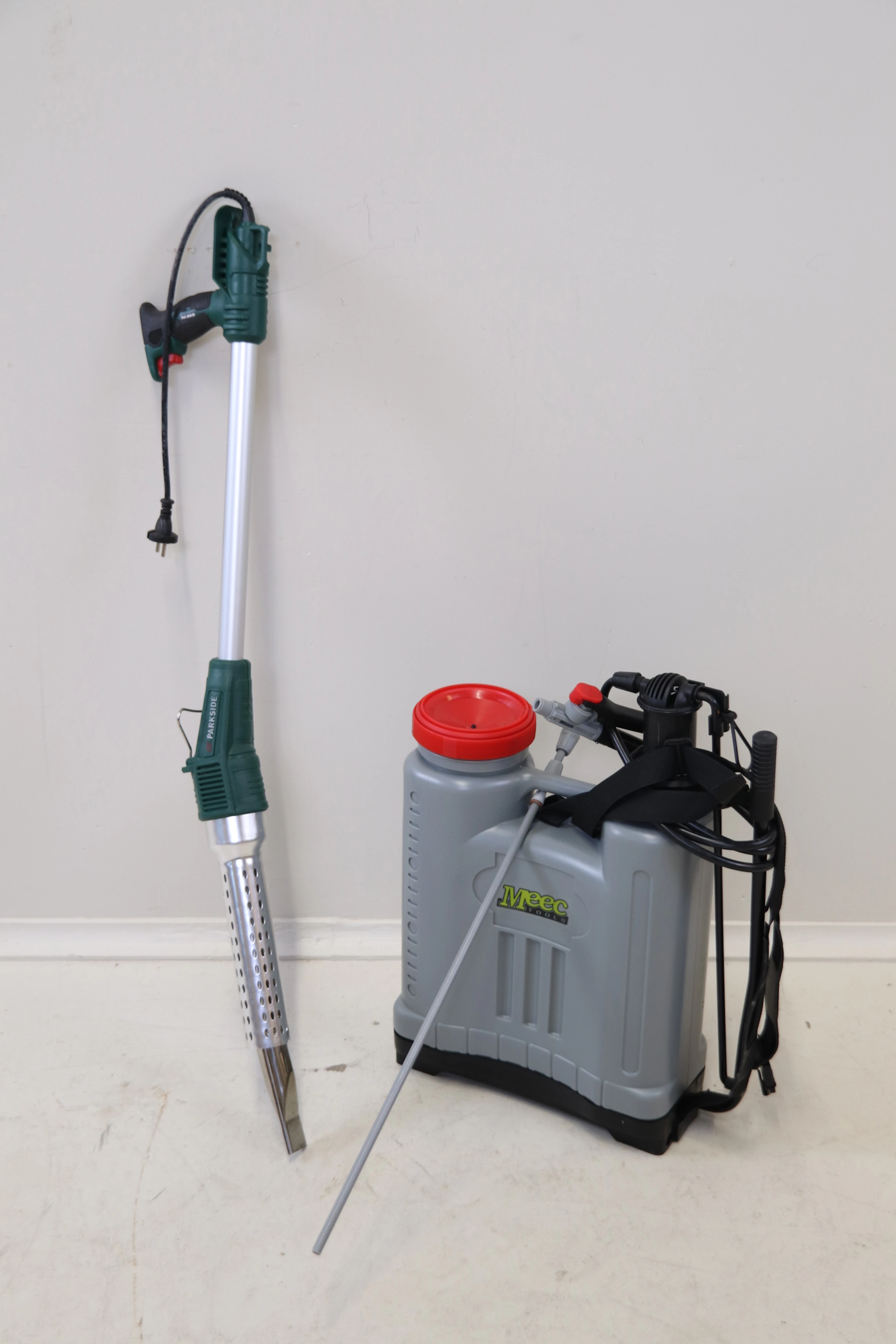 Outils de lutte contre les mauvaises herbes, 2 machines, plastique/métal, Parkside et outils Meec.