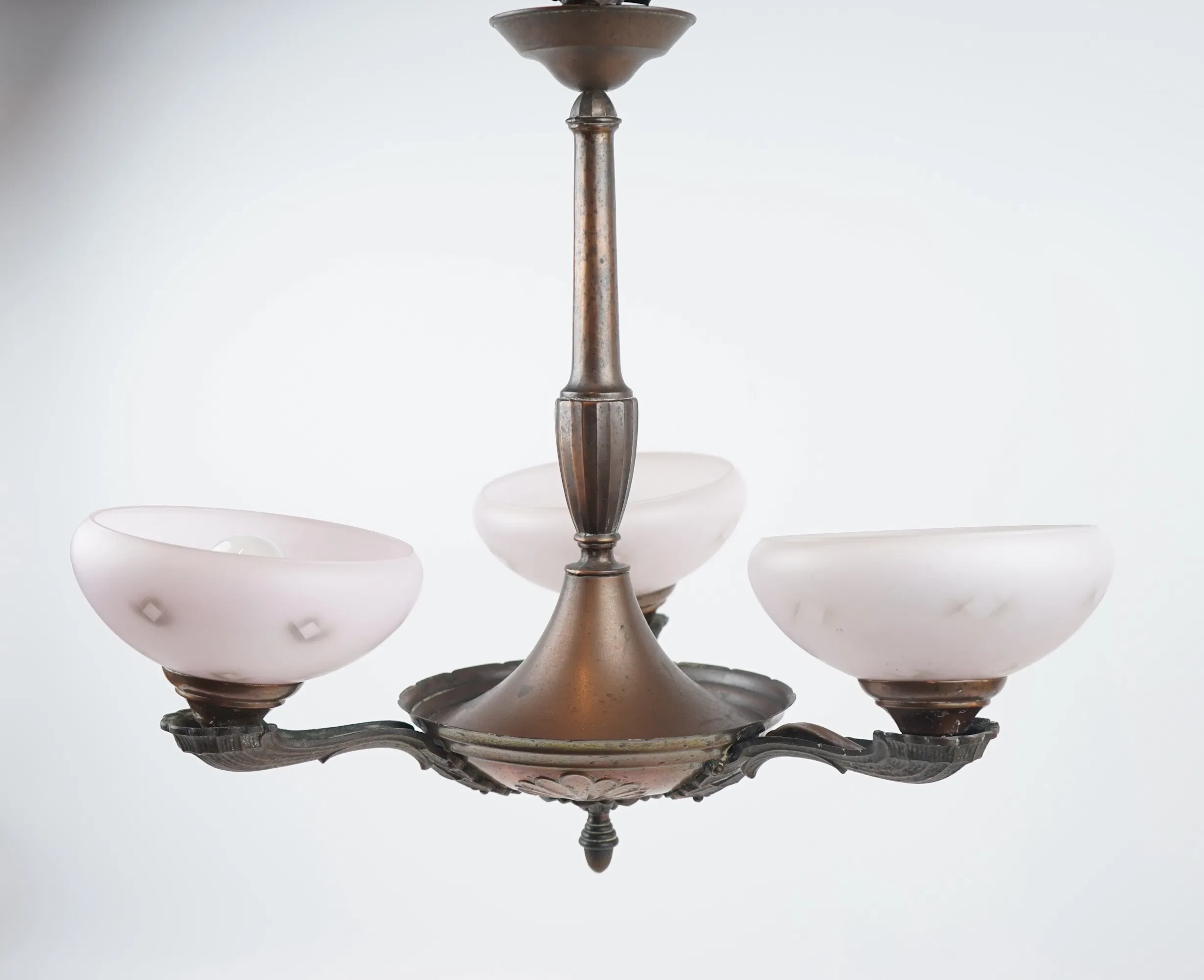 Kronleuchter, 3 Lichtpunkte, Metall/Glas, 1930er Jahre.