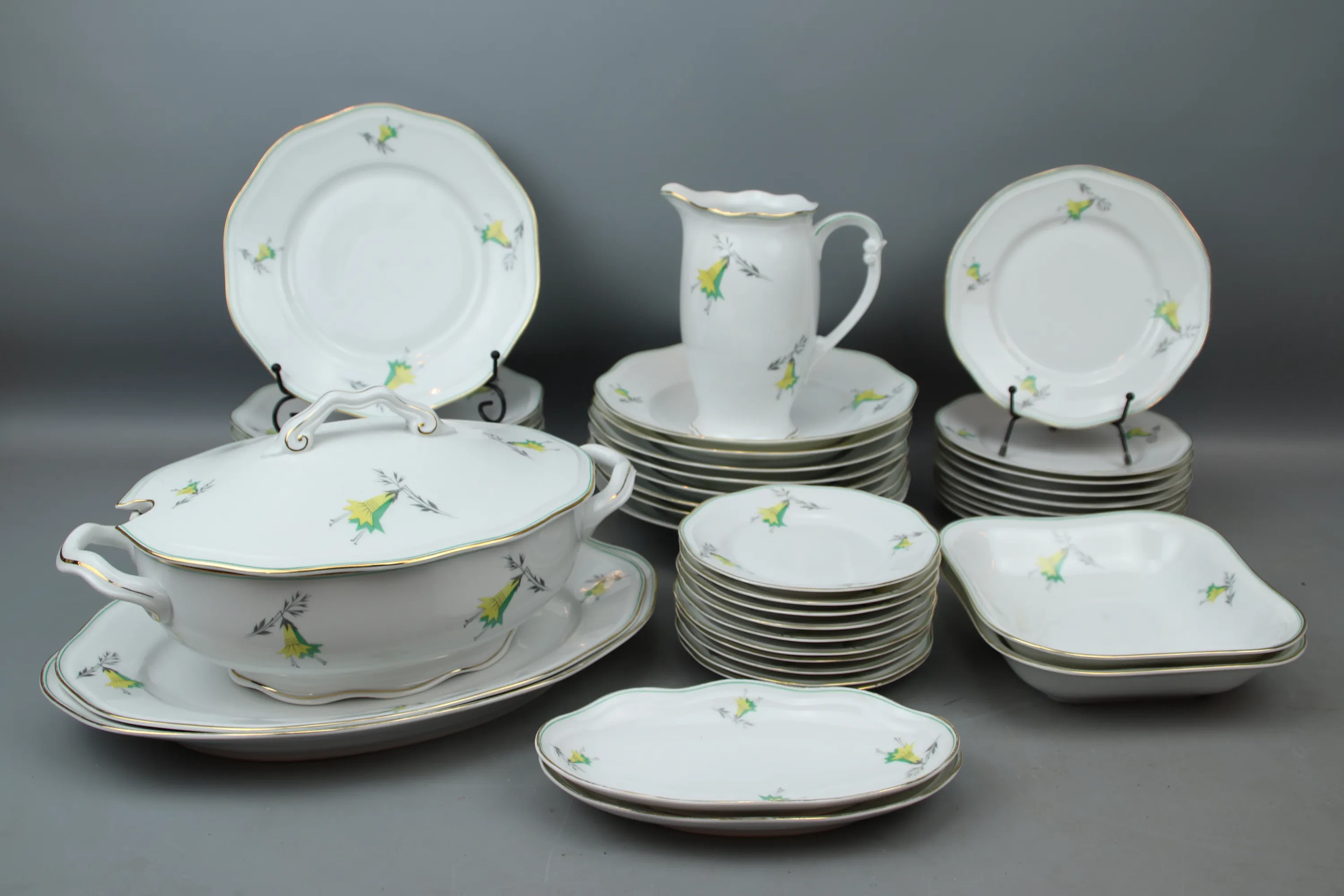 Vajilla, 44 piezas, porcelana, Pirkenhammer, Carlsbad, Checoslovaquia.