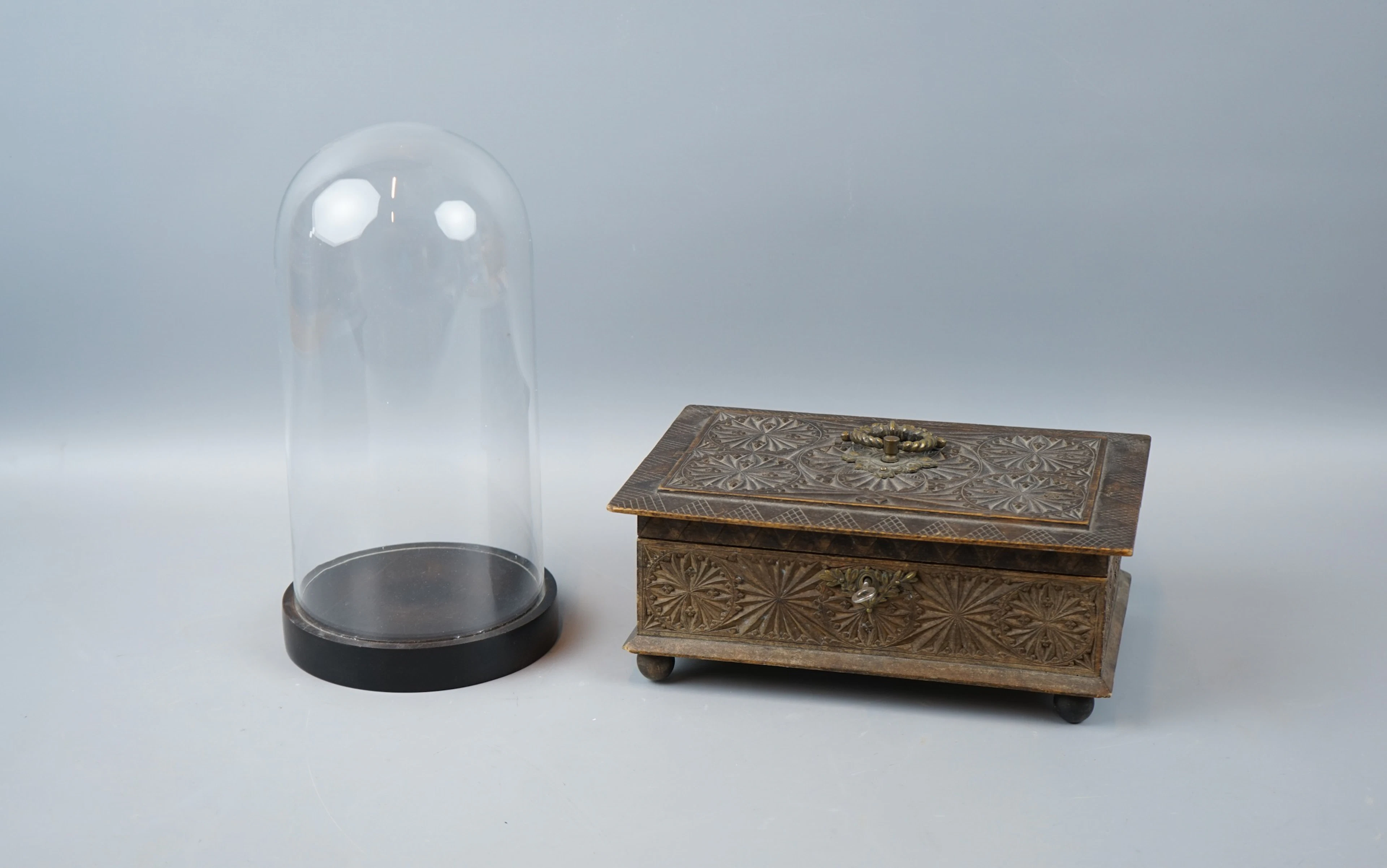 Santuario y cúpula de vidrio sobre zócalo, madera, santuario tallado, 1800-1900.