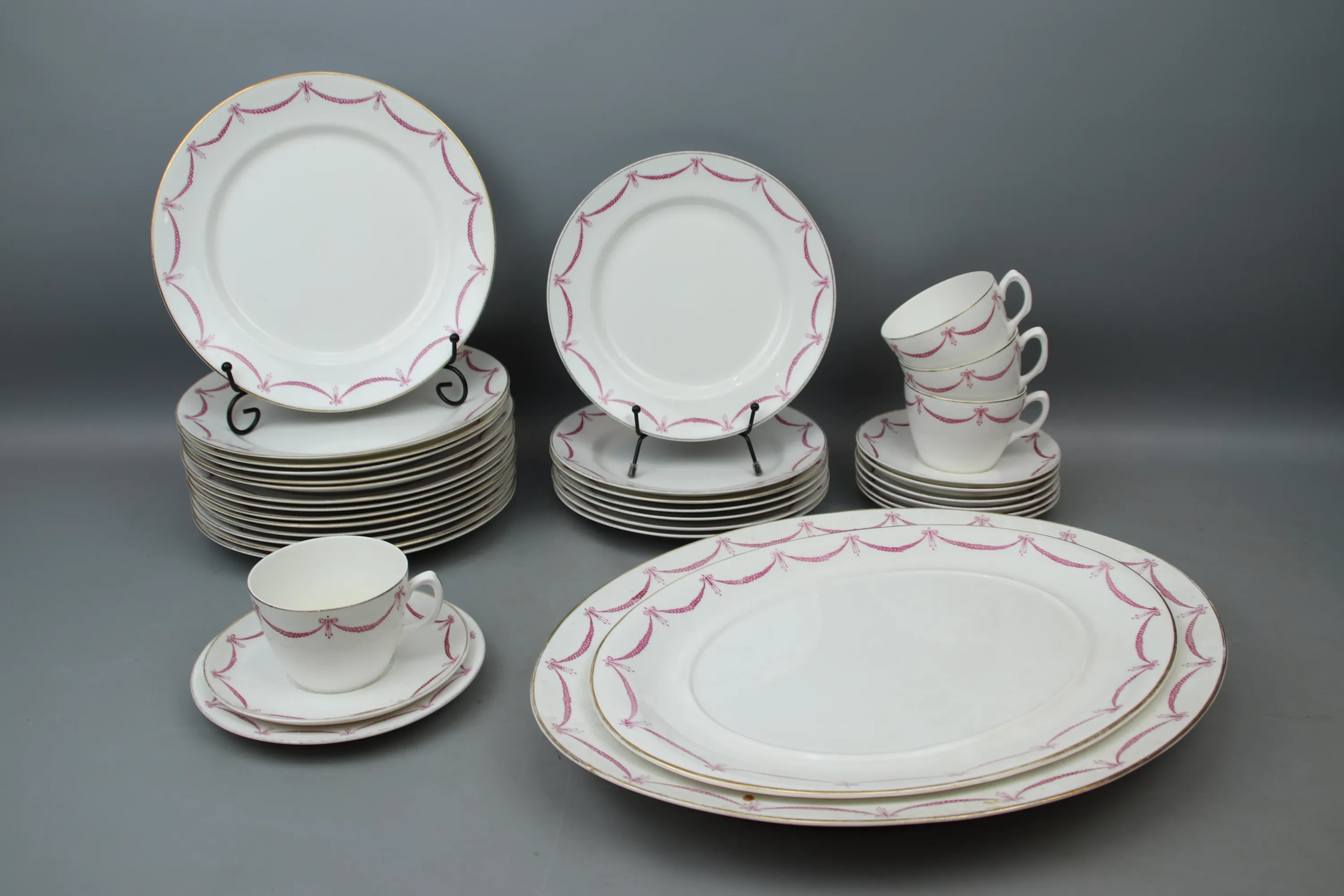 Pièces de service de dîner et de thé, 33 pièces, porcelaine, guirlande, Rörstrand, 1909-1914.