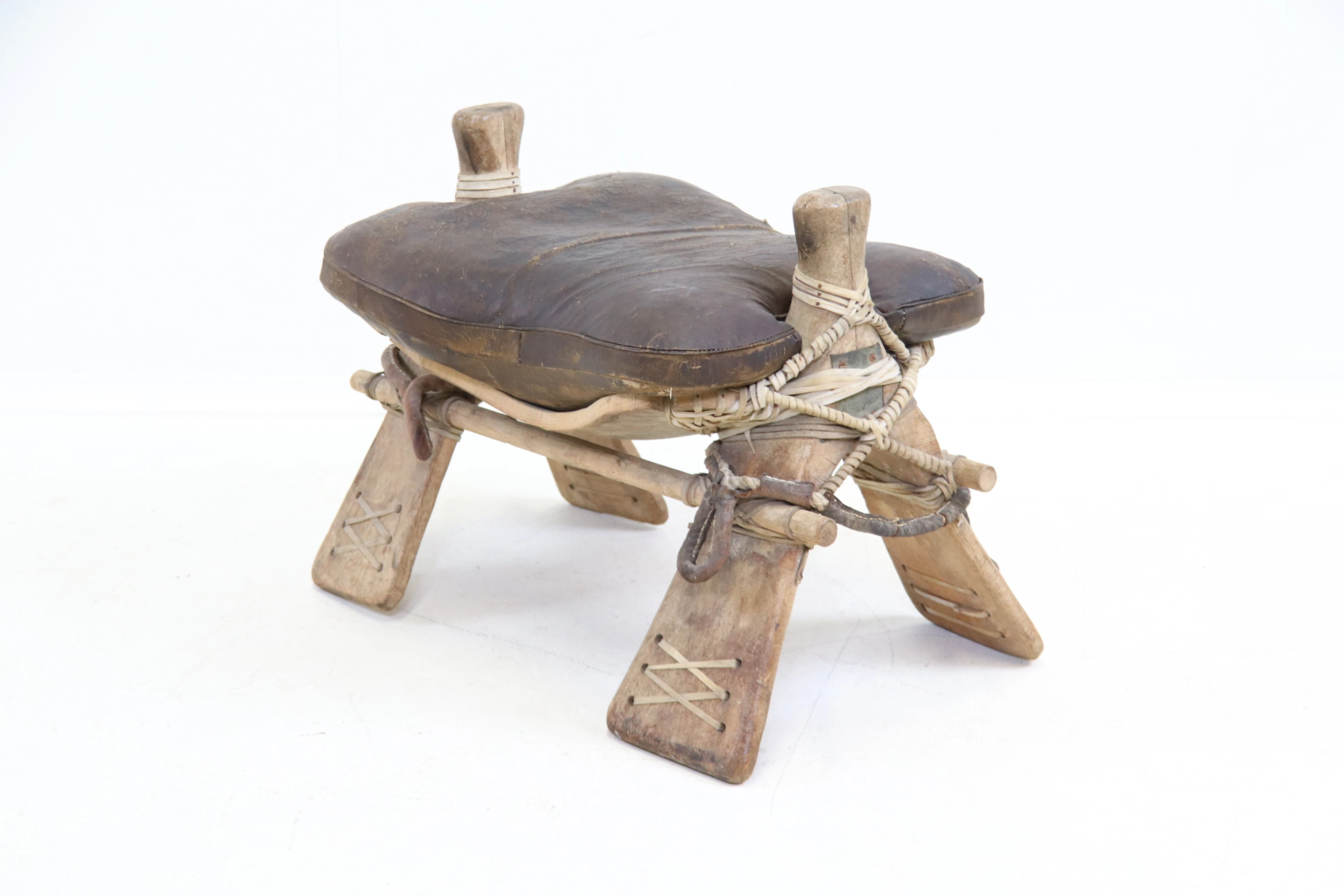 Selle de chameau, bois/cuir, années 1900.