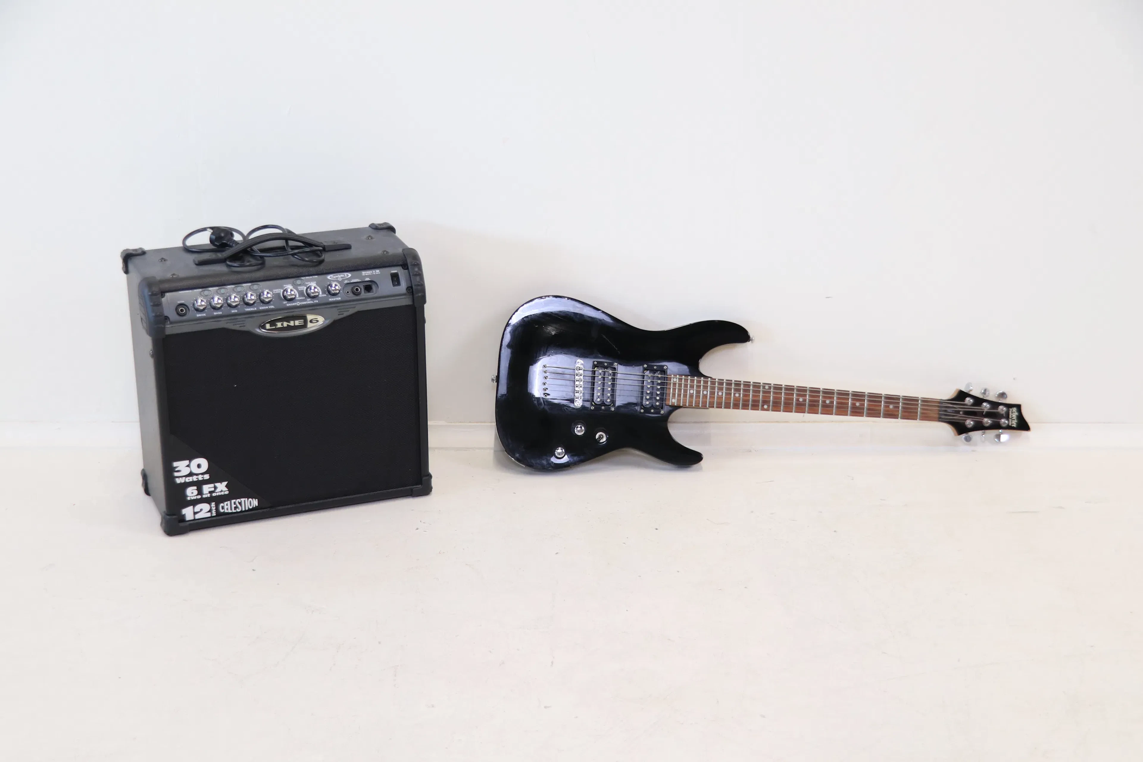 Guitarra eléctrica, "Omen-6", serie Schecter Diamond, y amplificador, "Spider"