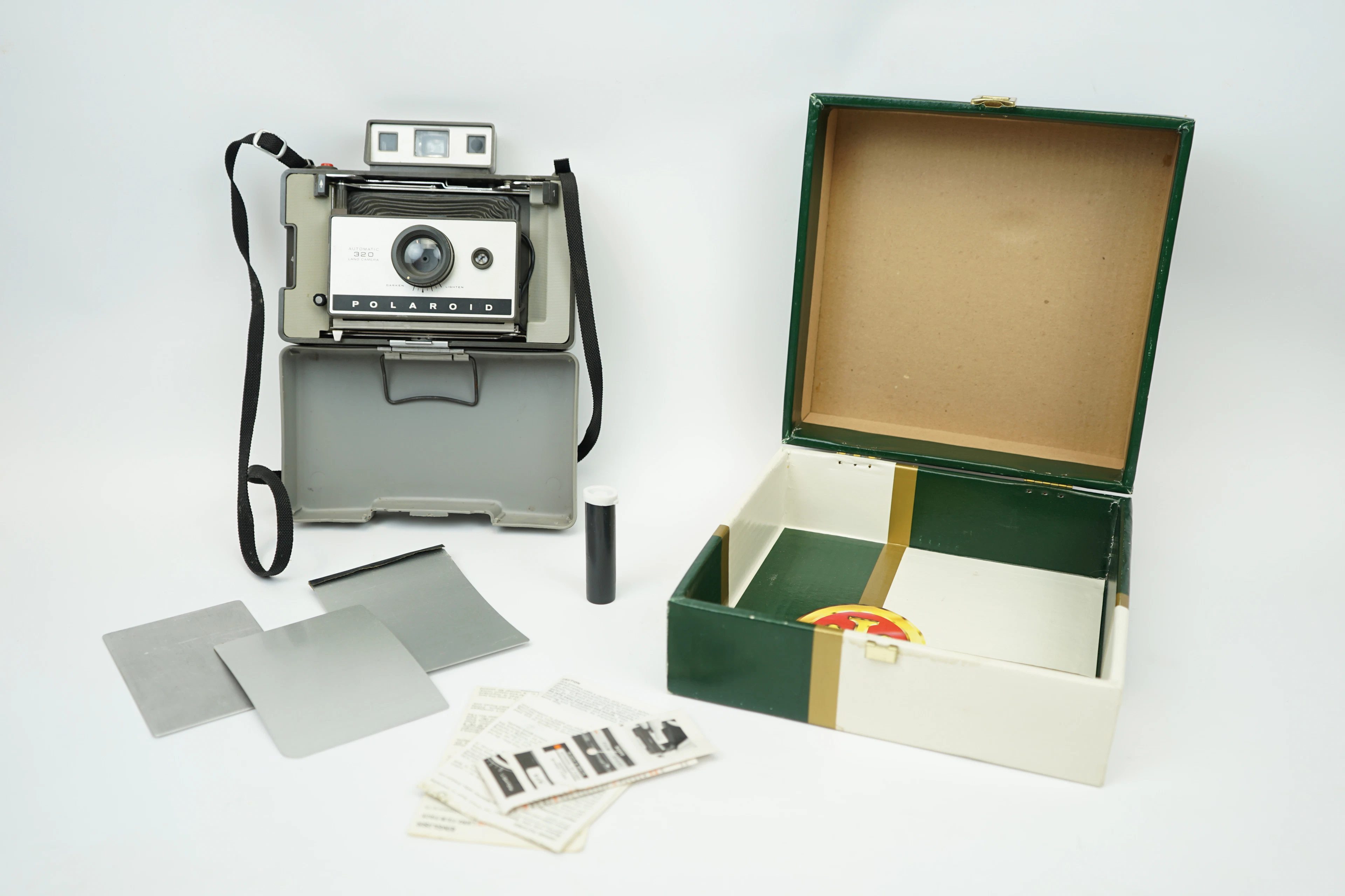 Macchina fotografica, Polaroid Automatic 320, con accessori, in confezione regalo.