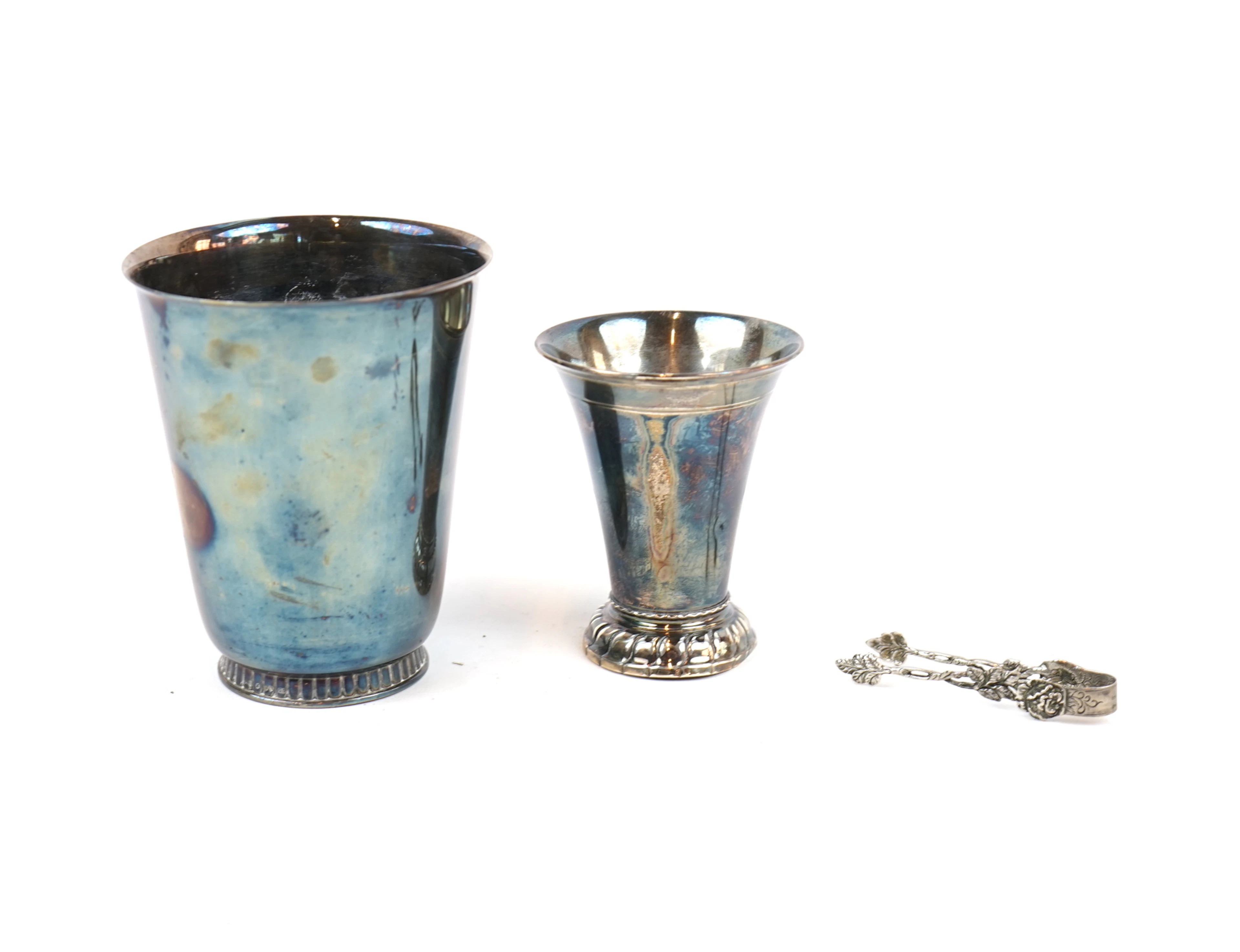 Tazza e pinze, 3 pezzi, argento.