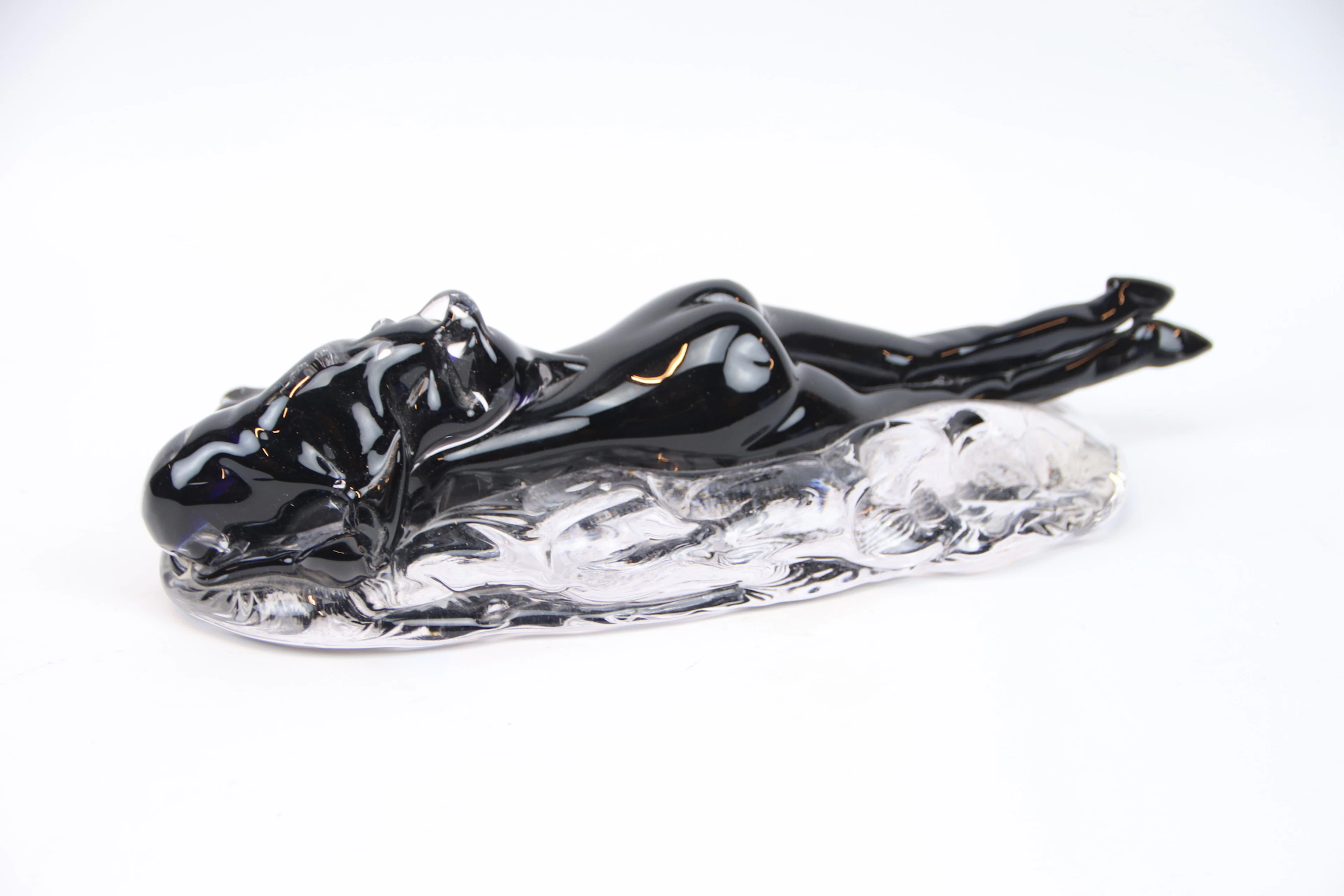 Scultura, donna sdraiata, vetro, Silvano Signoretto, studio proprio.