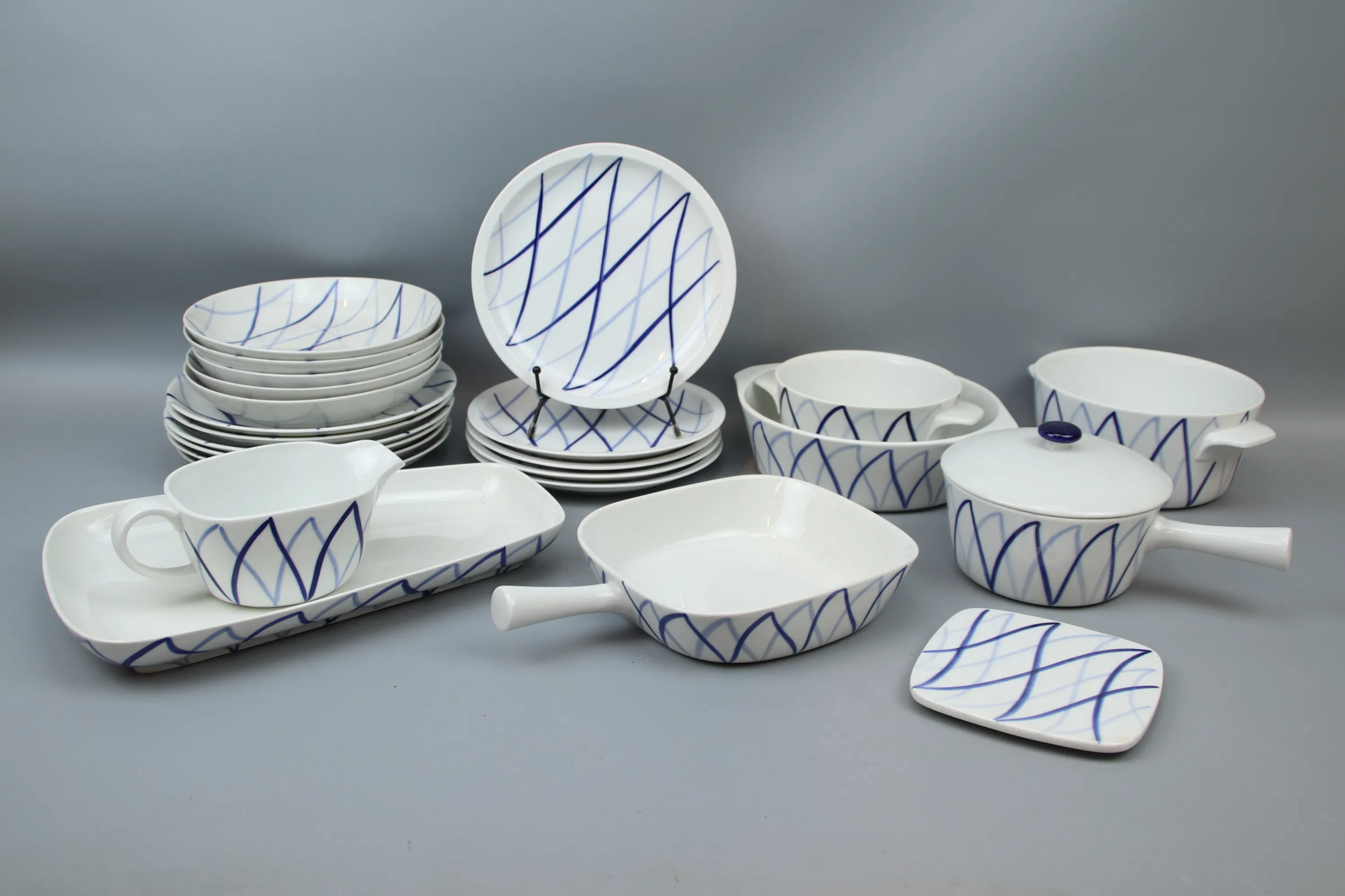 Piezas de vajilla, 24 piezas, porcelana, Lyngby, Dinamarca.