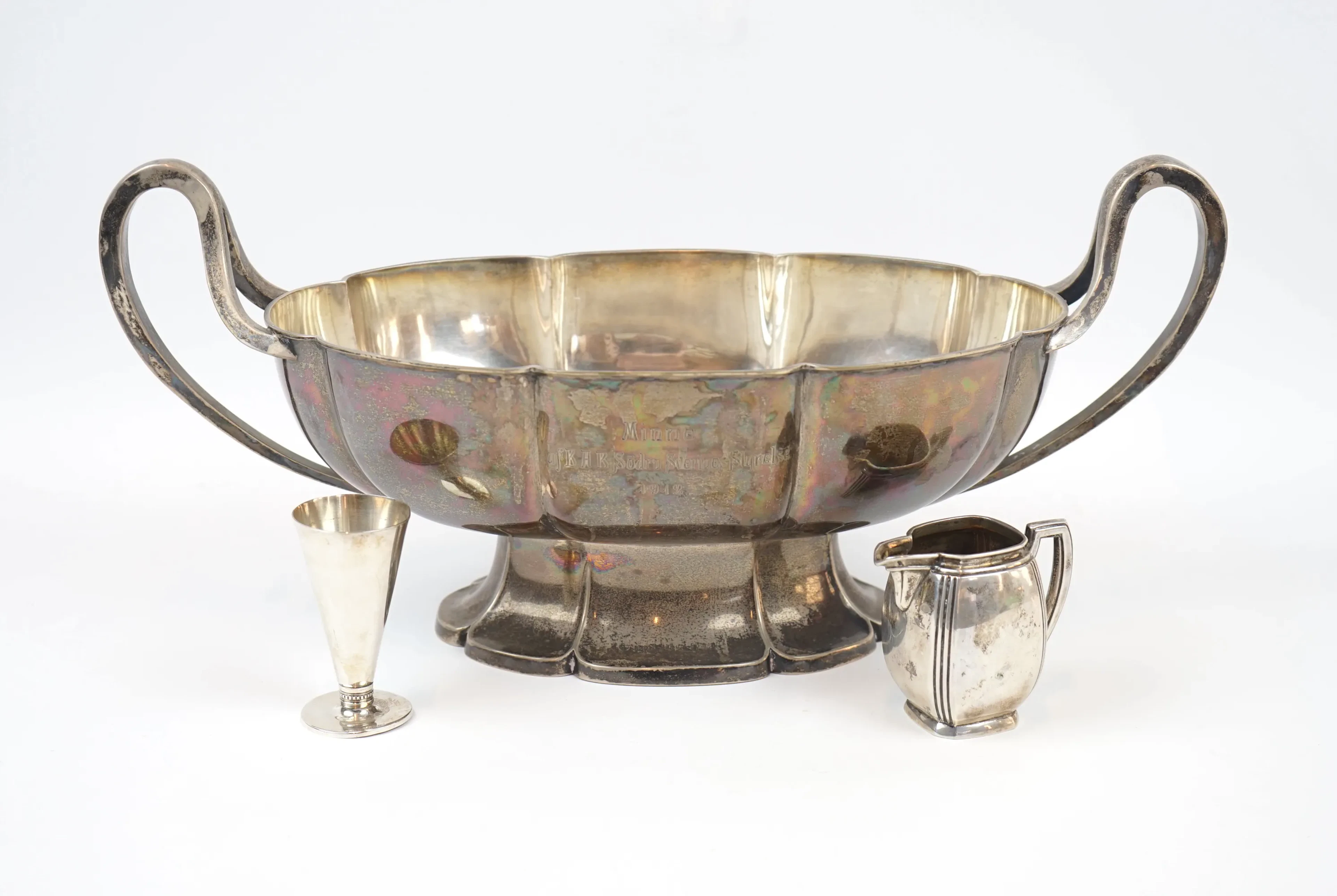 Jardinar, jarrón y jarra de crema, plata.