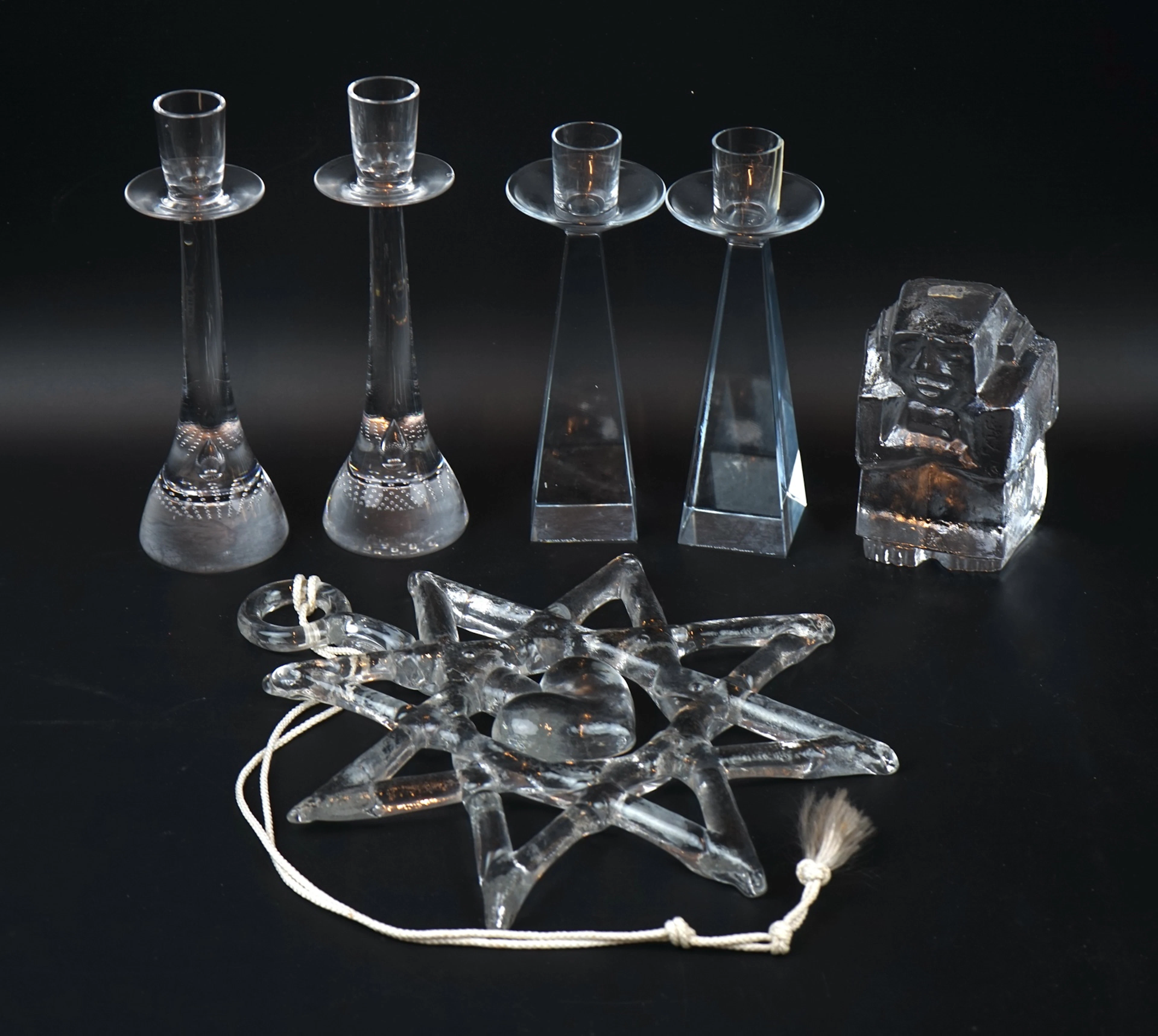 Candelabros, colgante y figurilla, 6 piezas, cristal, incluyendo a Bertil Vallien