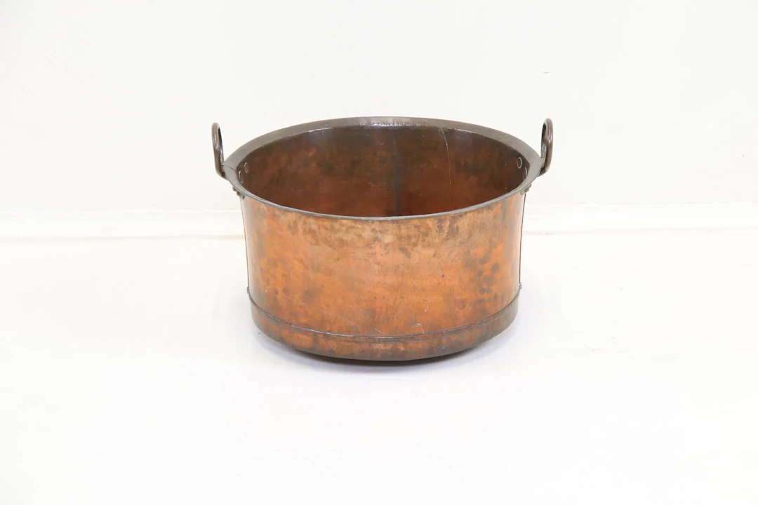 Un pot en cuivre.