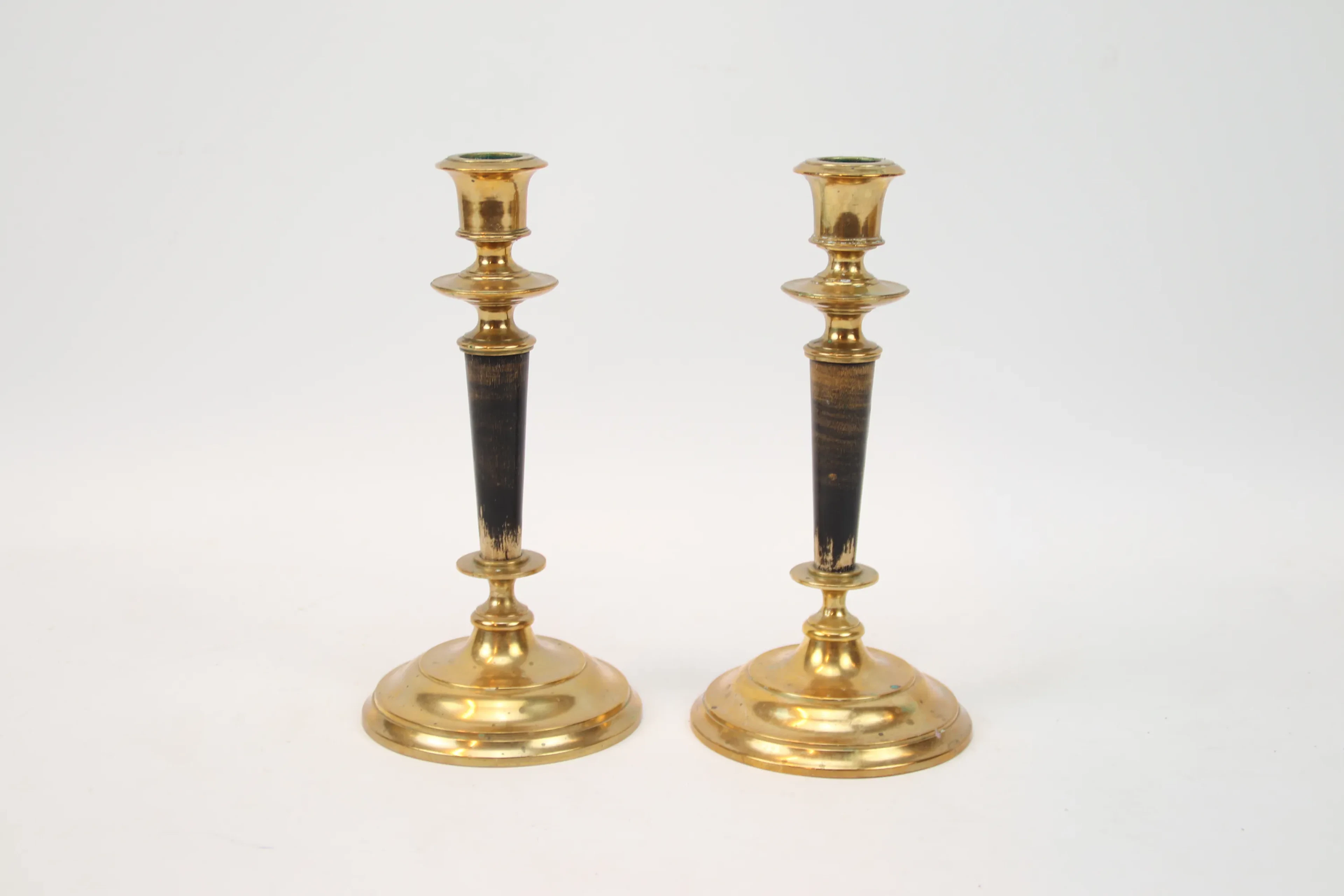 Candelabros, un par, latón/madera, Skultuna nº 76.