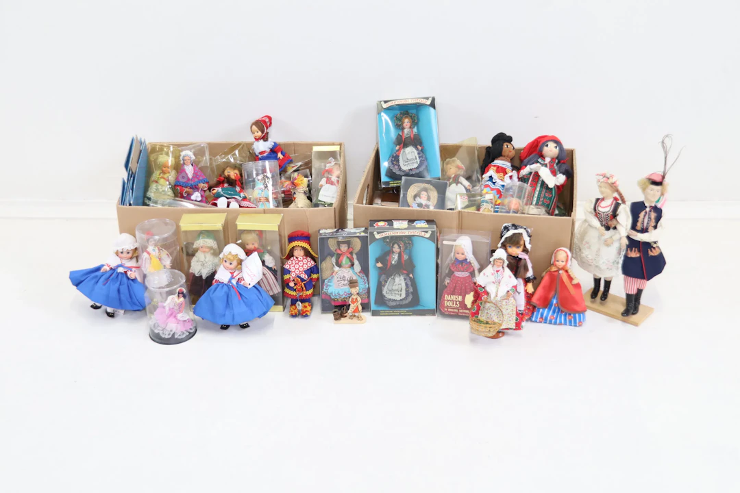 Souvenir dolls, a lot, various materials.