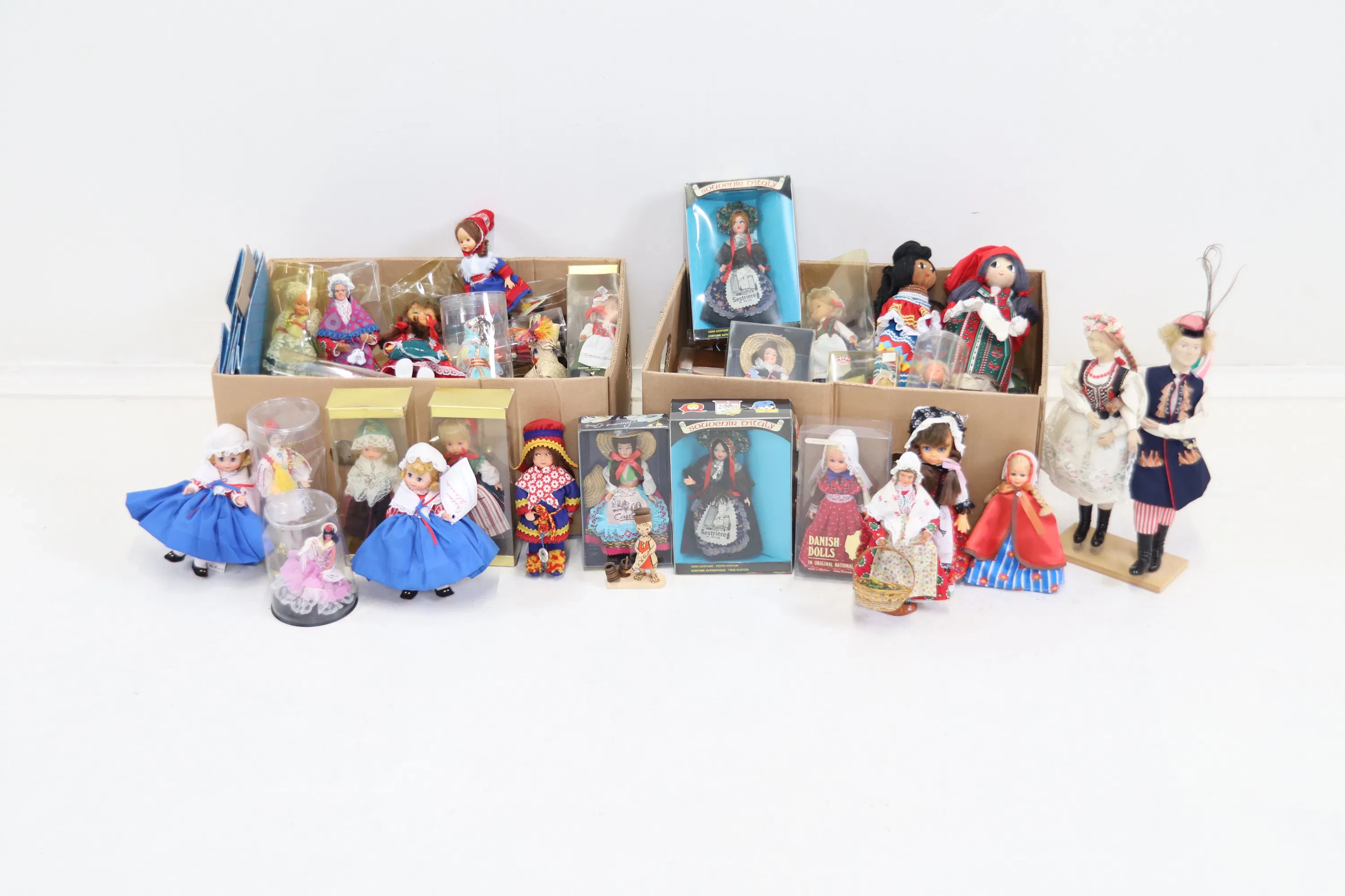 Souvenir dolls, a lot, various materials.