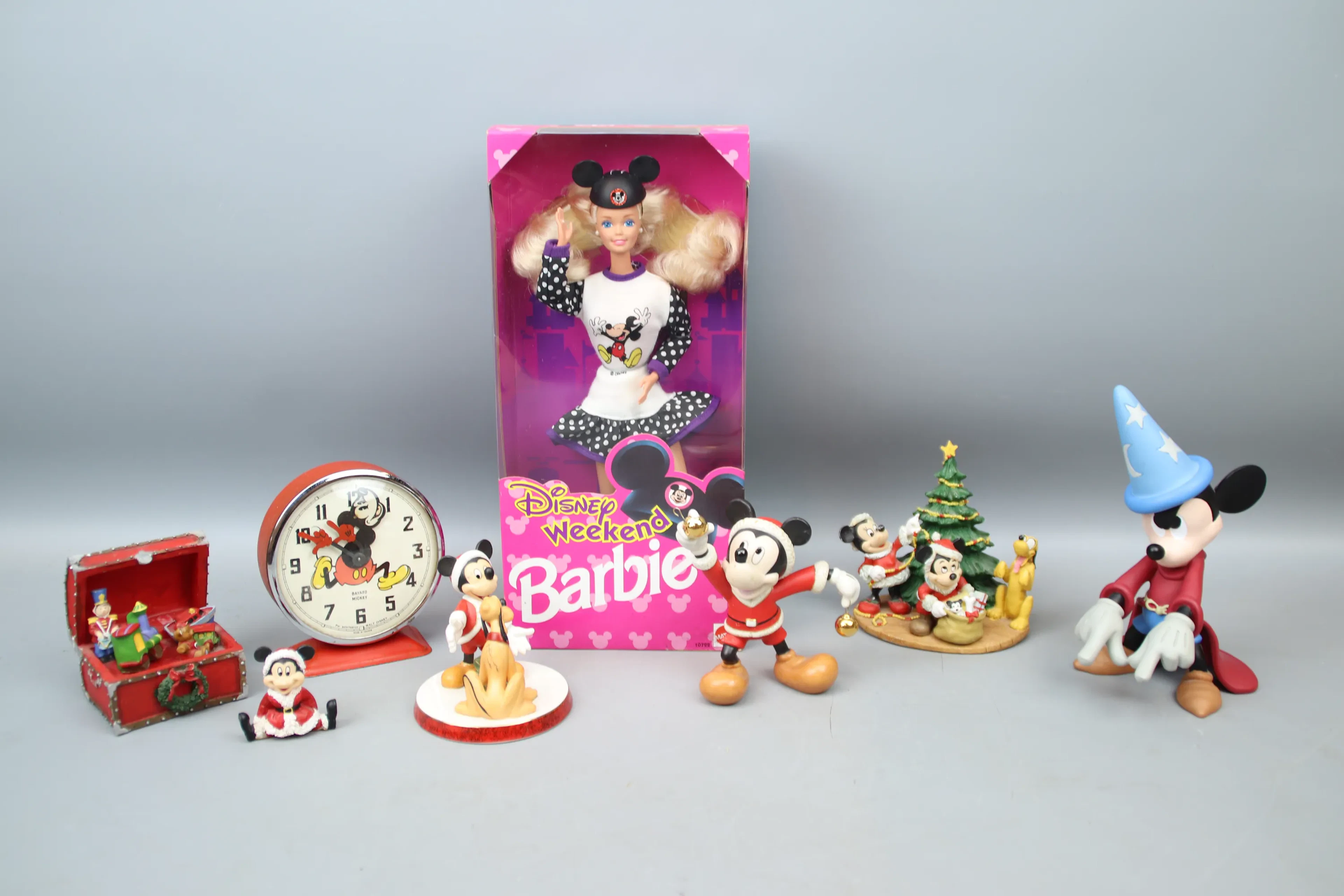 Barbie-Puppe, Figuren usw., 8 Teile, verschiedene Materialien, darunter Disney und Mattel.