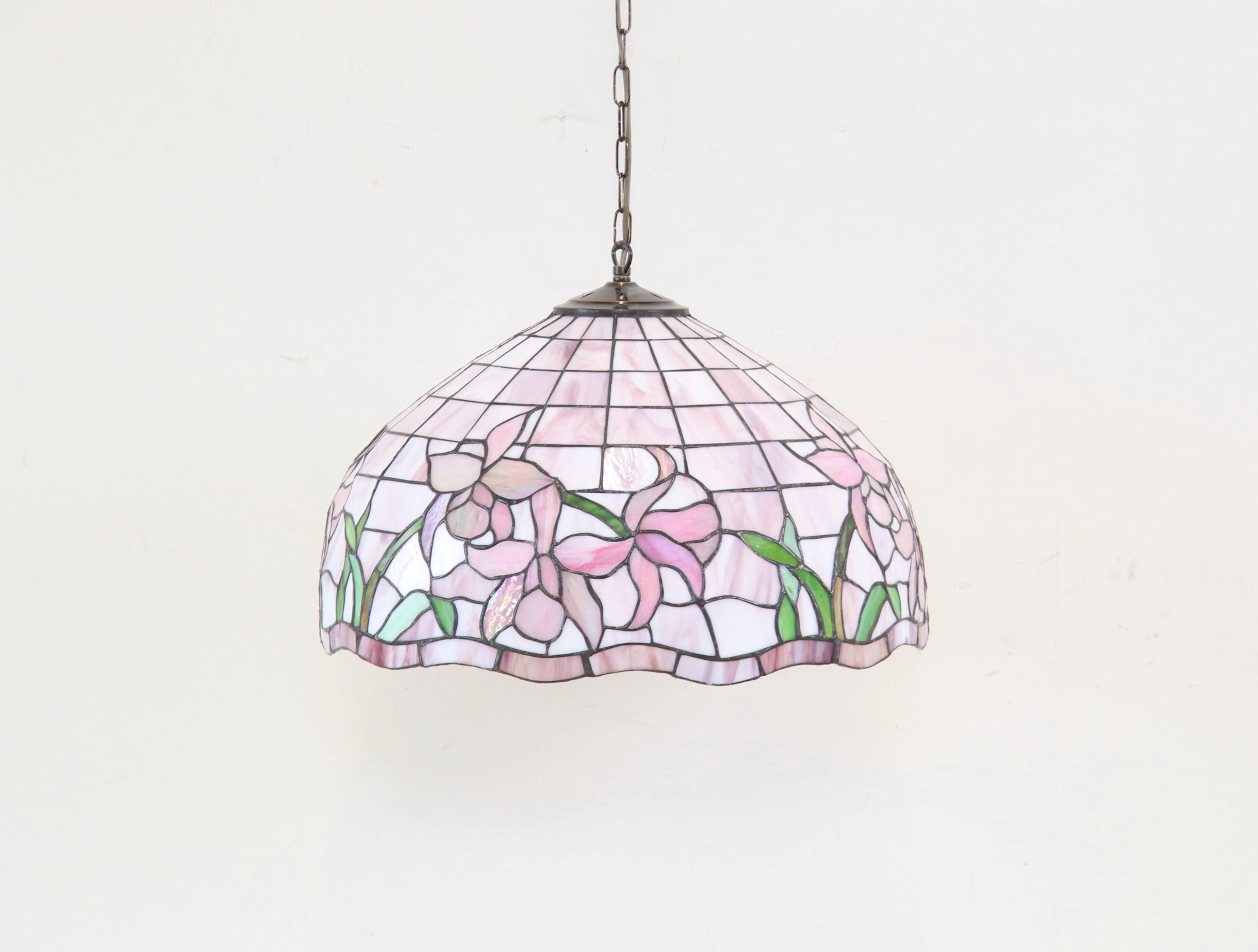 Taklampa, 2 ljuskällor, glas/metall, Tiffanystil.