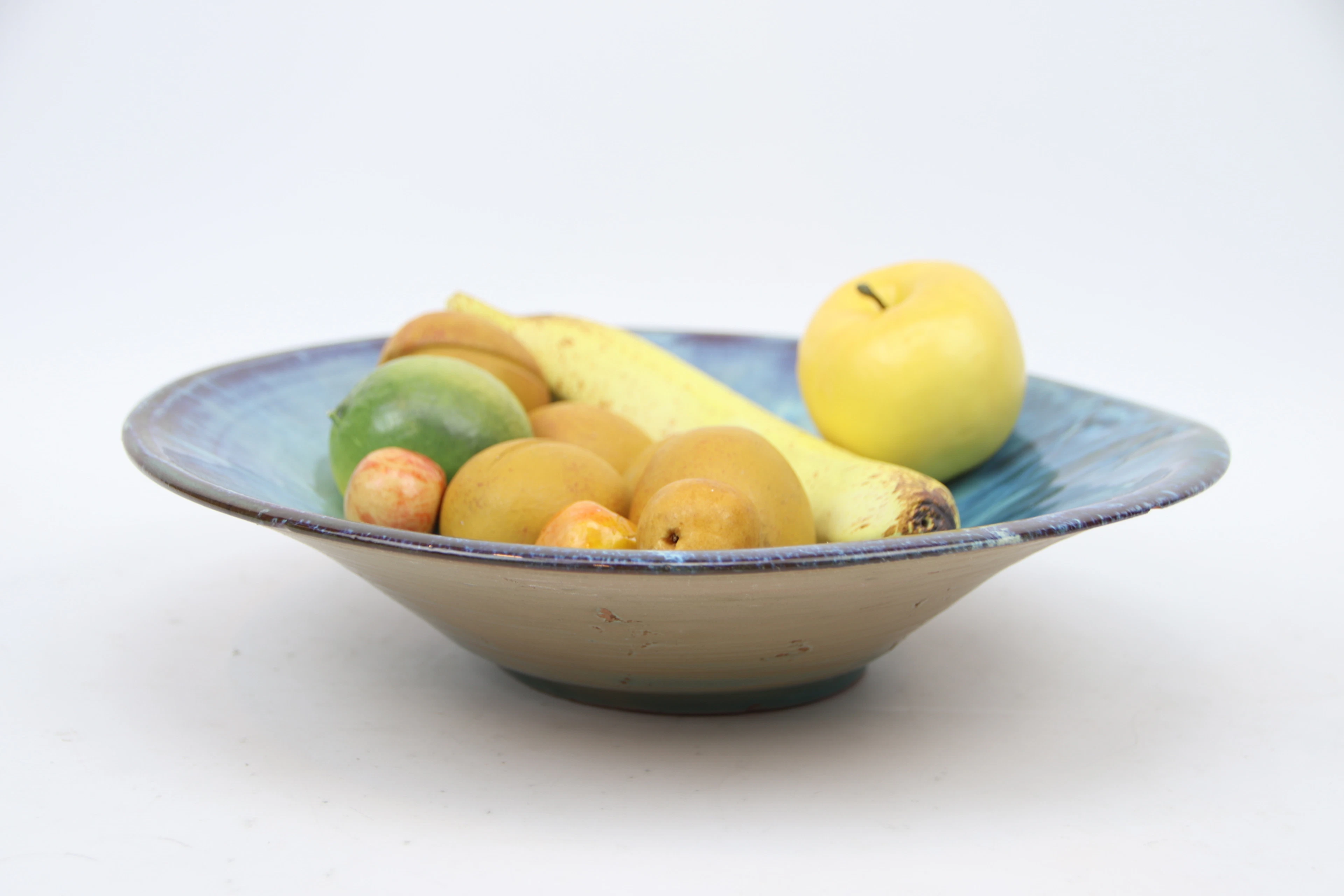 Platos, cerámica y frutas decorativas, 11 piezas, materiales diferentes.