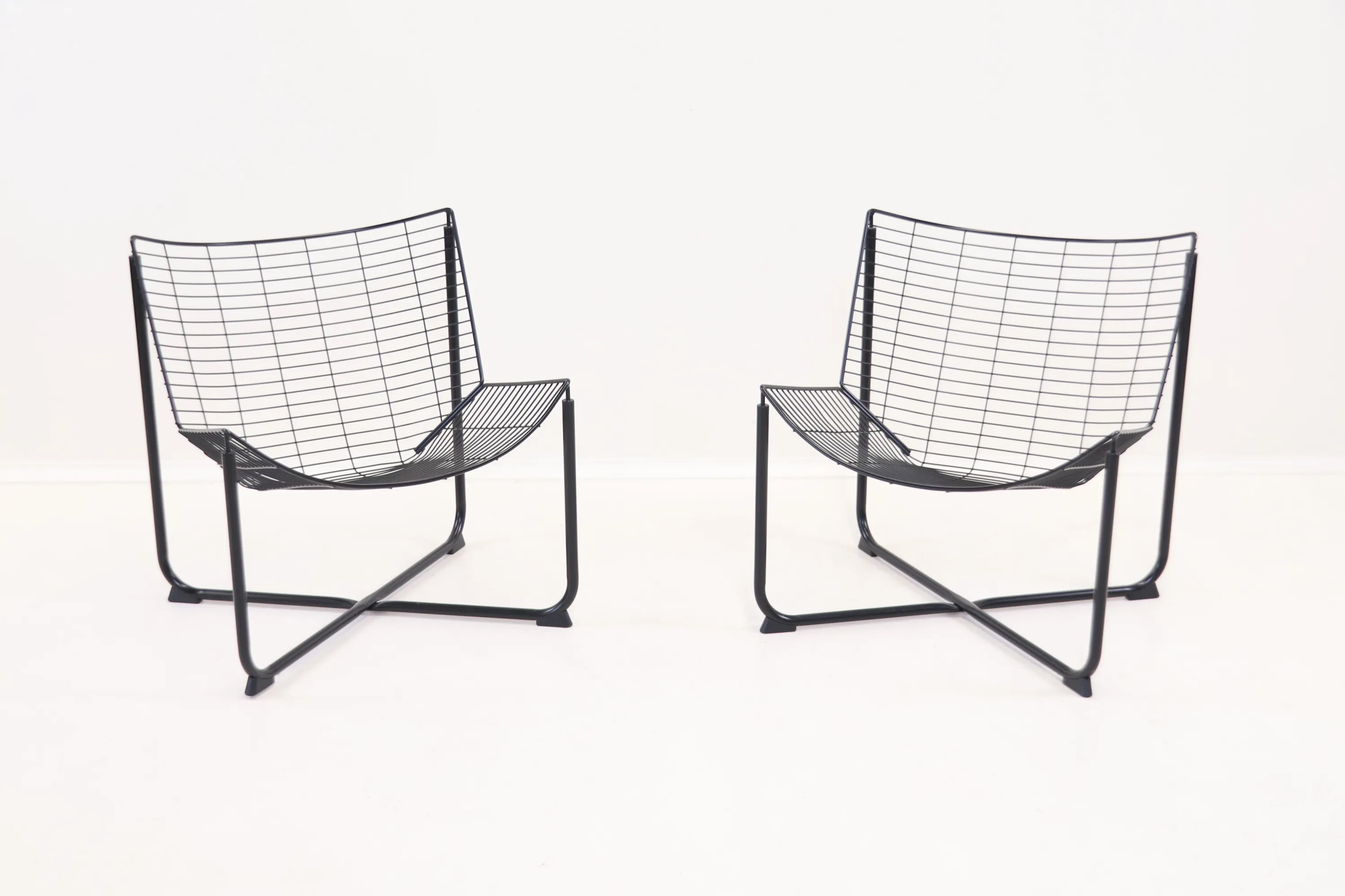 Niels Gammelgaard, une paire de fauteuils en métal, « Råane », IKEA.