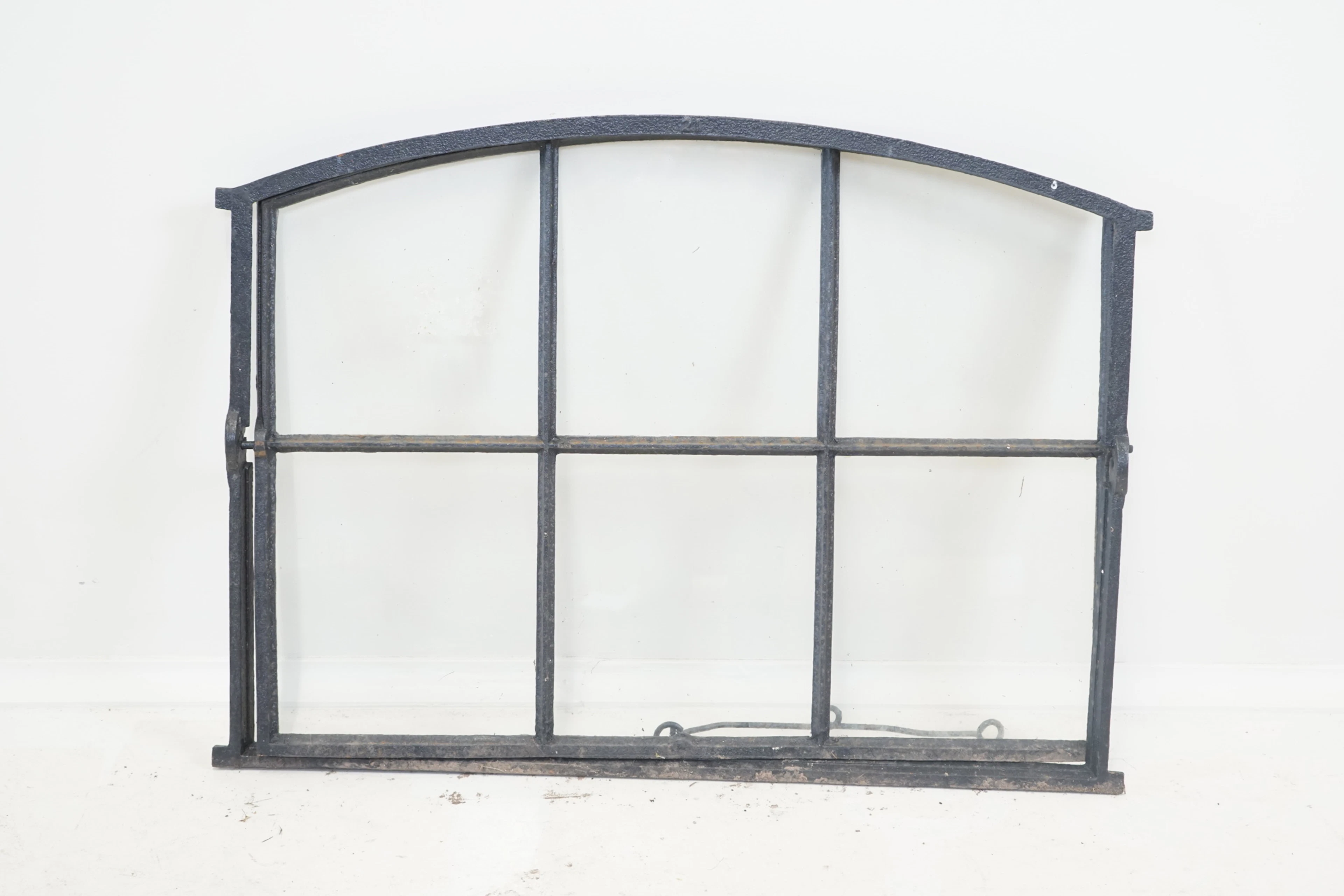 Ventanas estables, hierro fundido, vidrio.