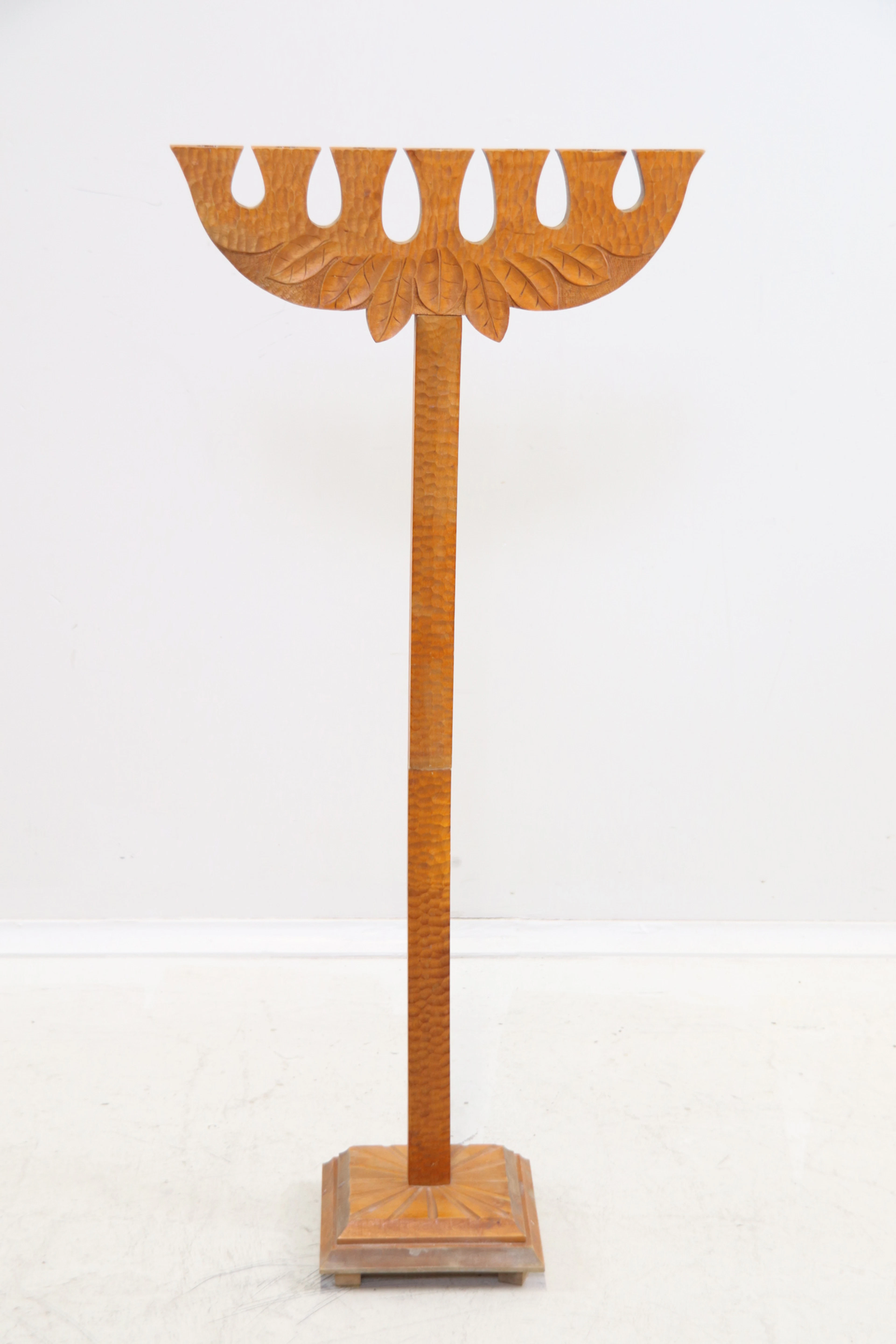 Candelabro de suelo, para 7 velas, de madera.