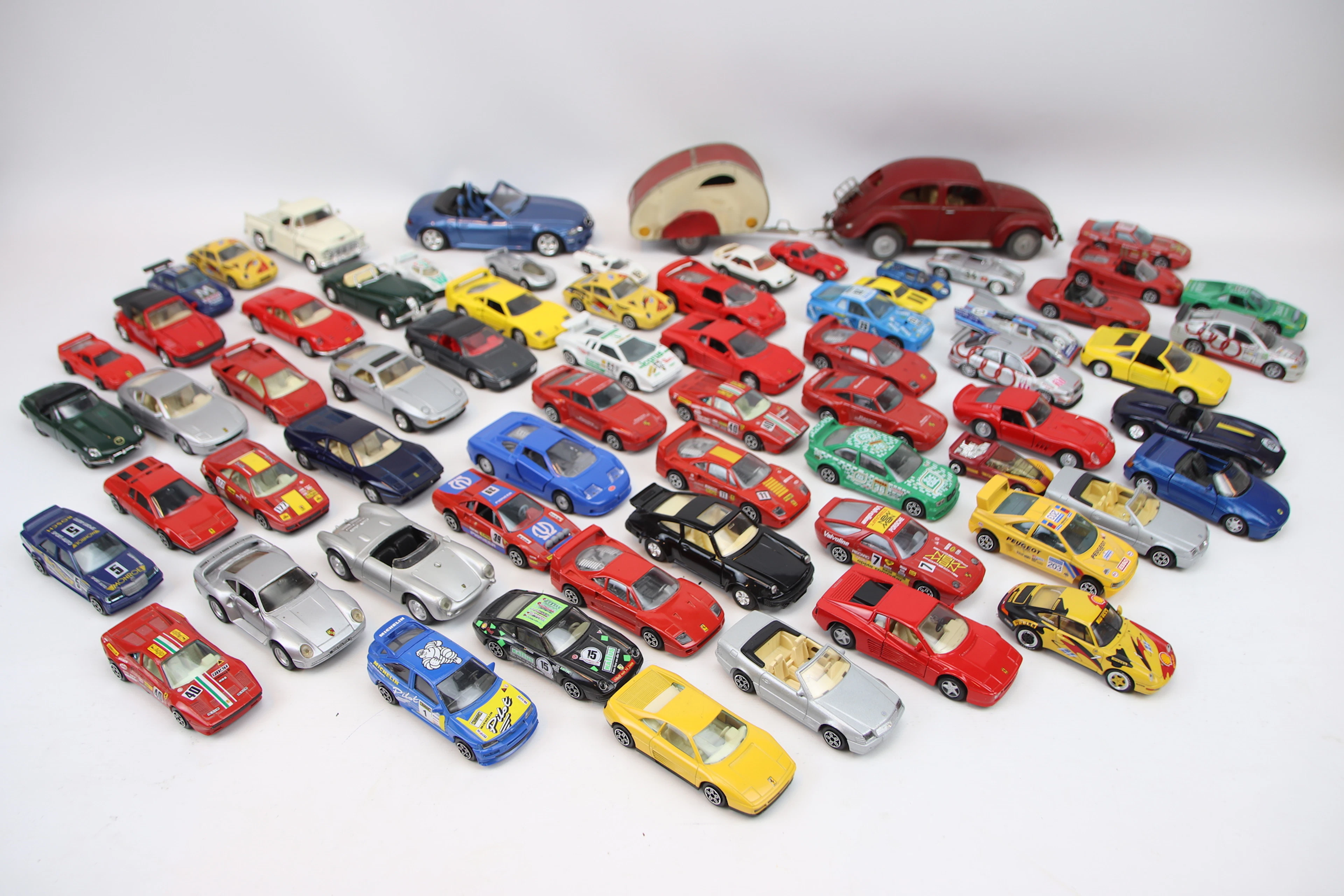 Des voitures jouets, beaucoup, en métal, y compris Matchbox, Burago et Minichamps.
