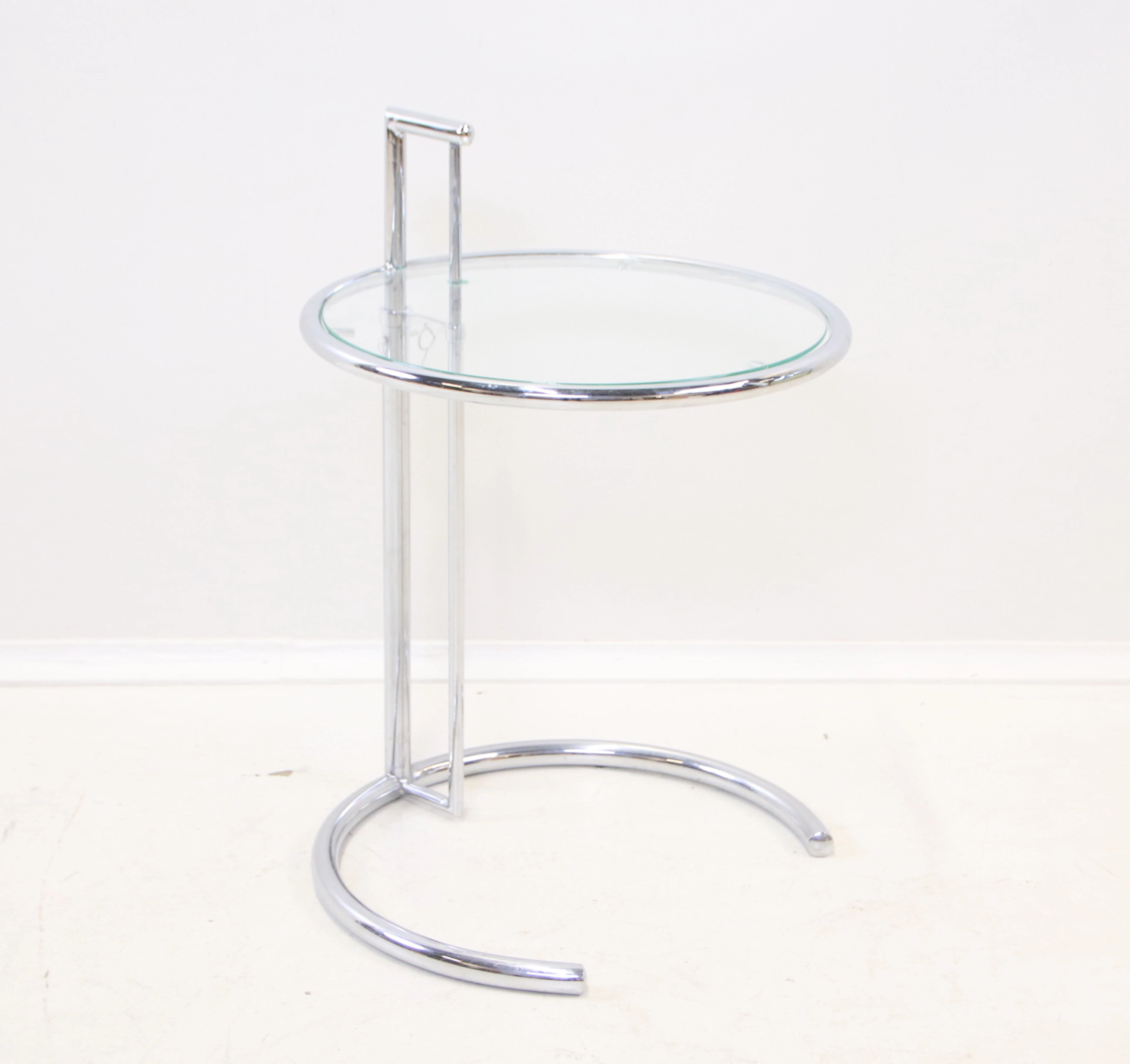 Eileen Gray, d'ono, tavolino laterale, vetro/cromo, seconda metà del XX secolo.