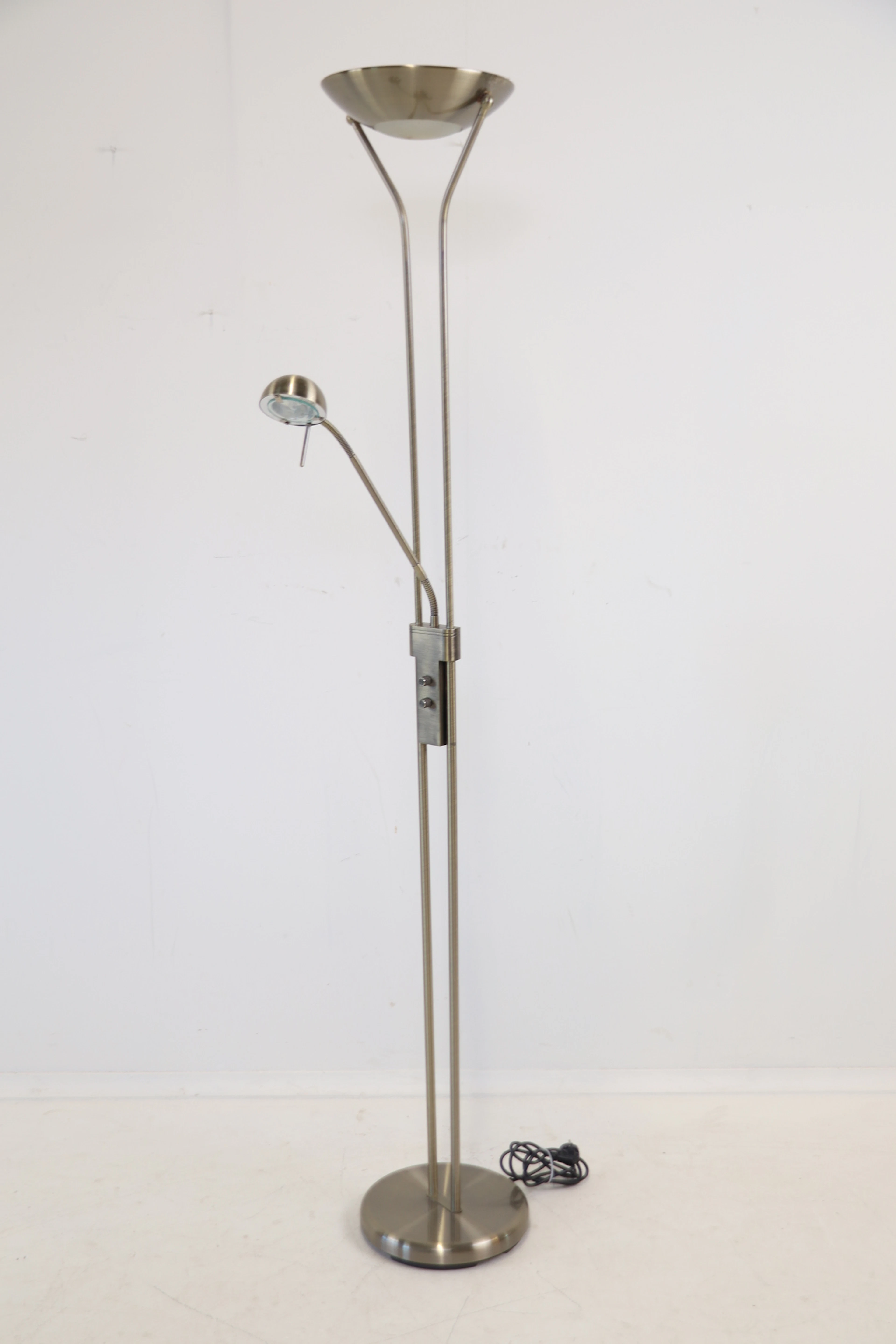 Floor lamp, 2 light sources, lower lamp adjustable, metal.