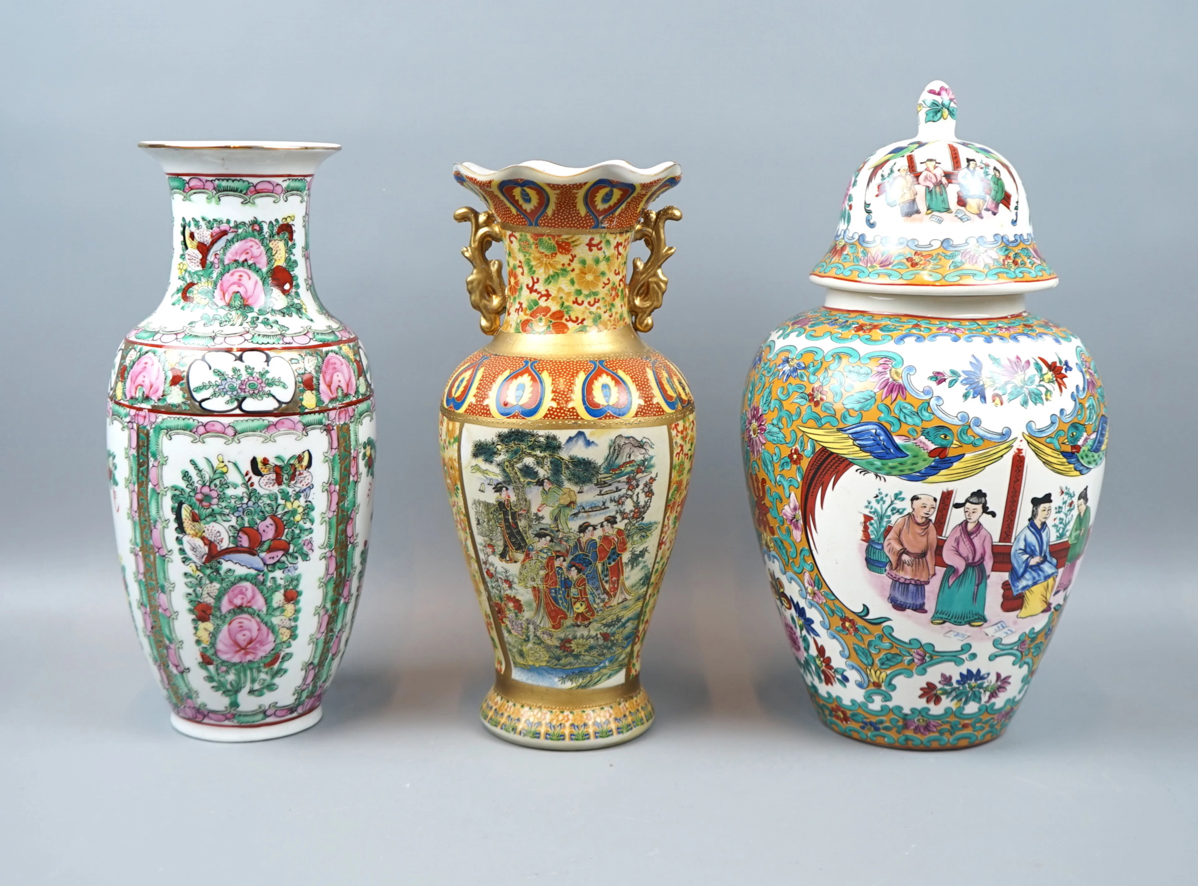 Jarrones y urna de cuajada, 3 piezas, porcelana, China.