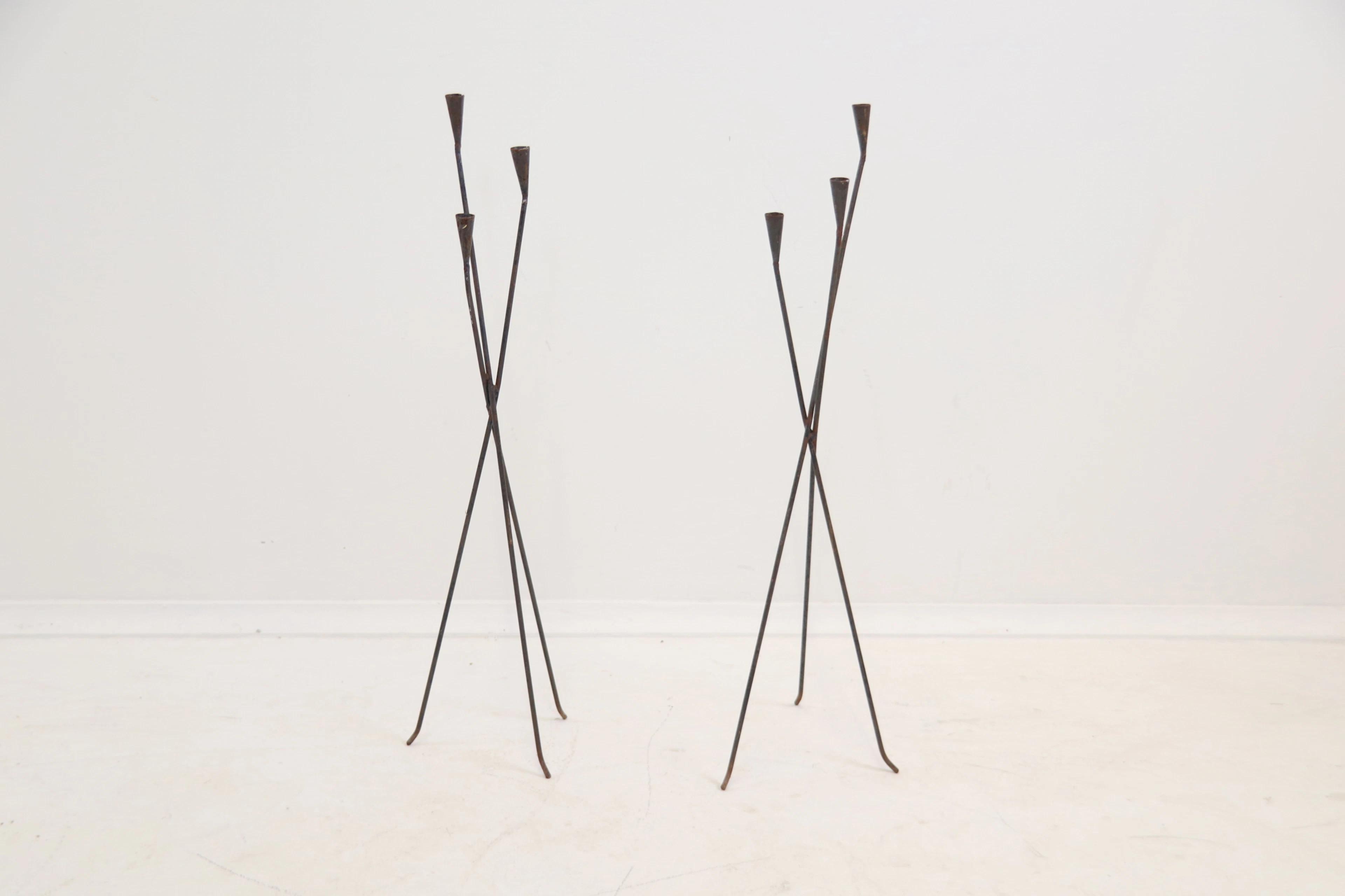 Candelabros de suelo, 2 piezas, por 3 velas, hierro forjado.