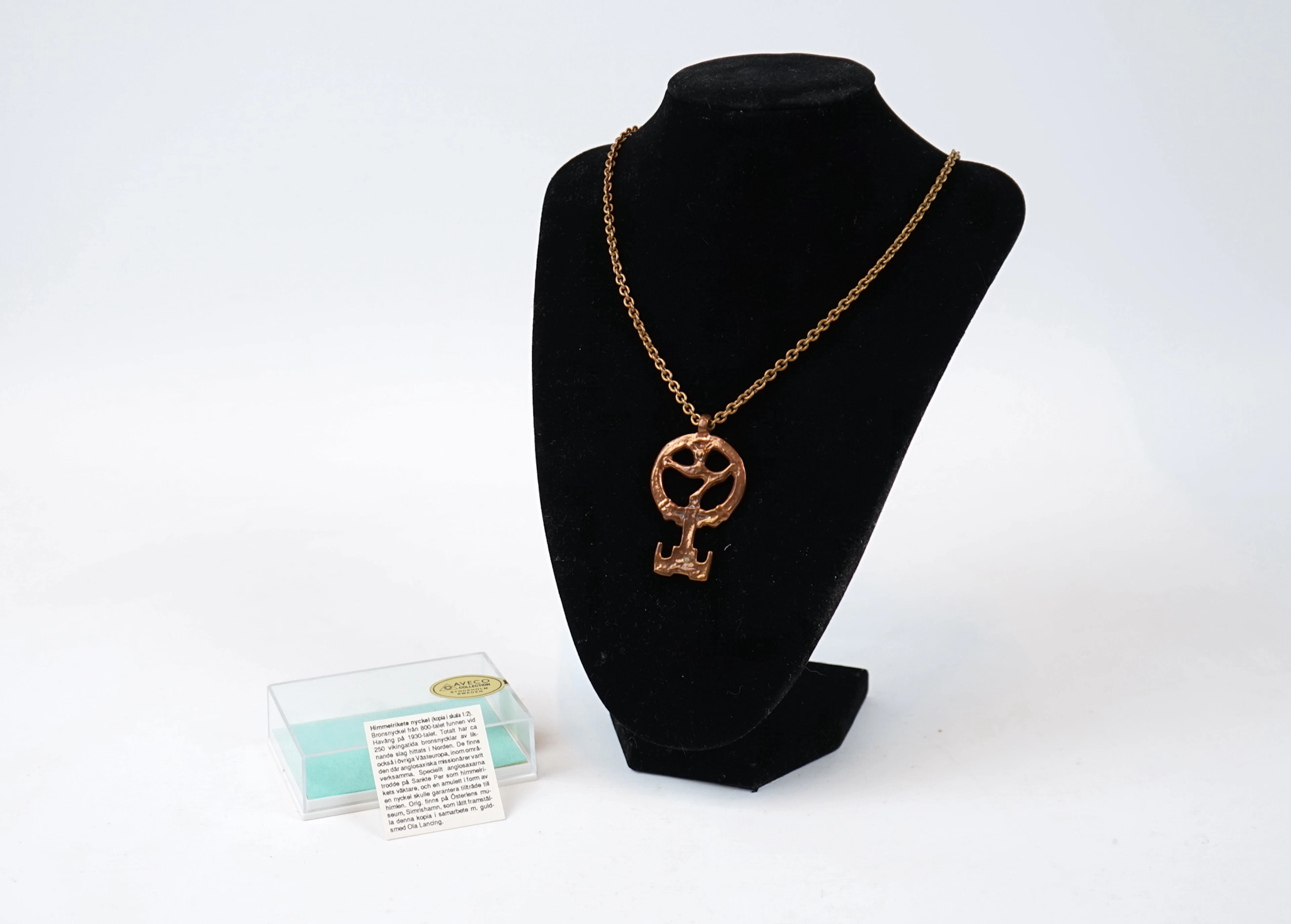 Collier avec pendentif, « Clé du Royaume des Cieux », bronze, Ola Lancing.
