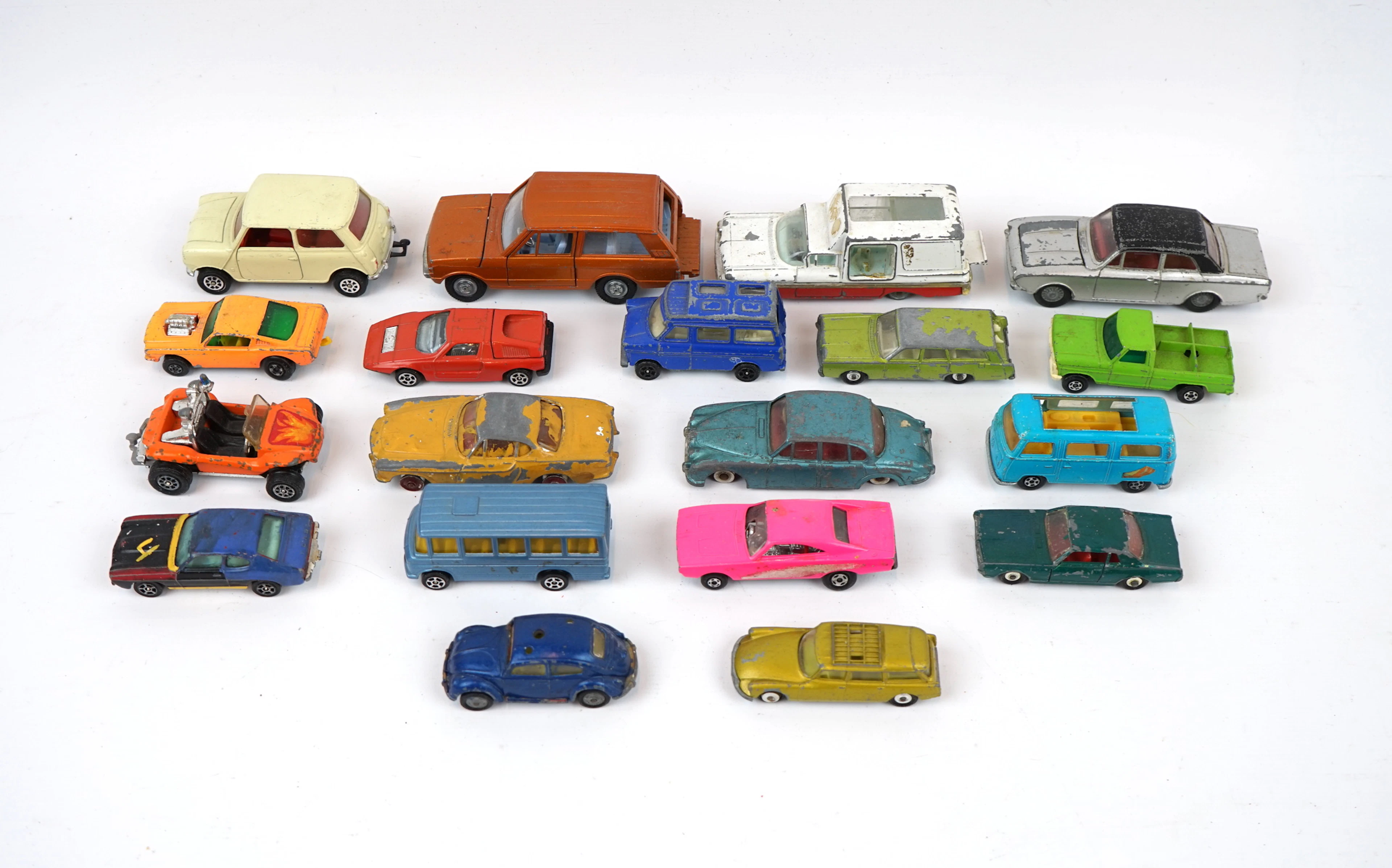 Des voitures jouets, beaucoup, y compris Matchbox et Corgi.