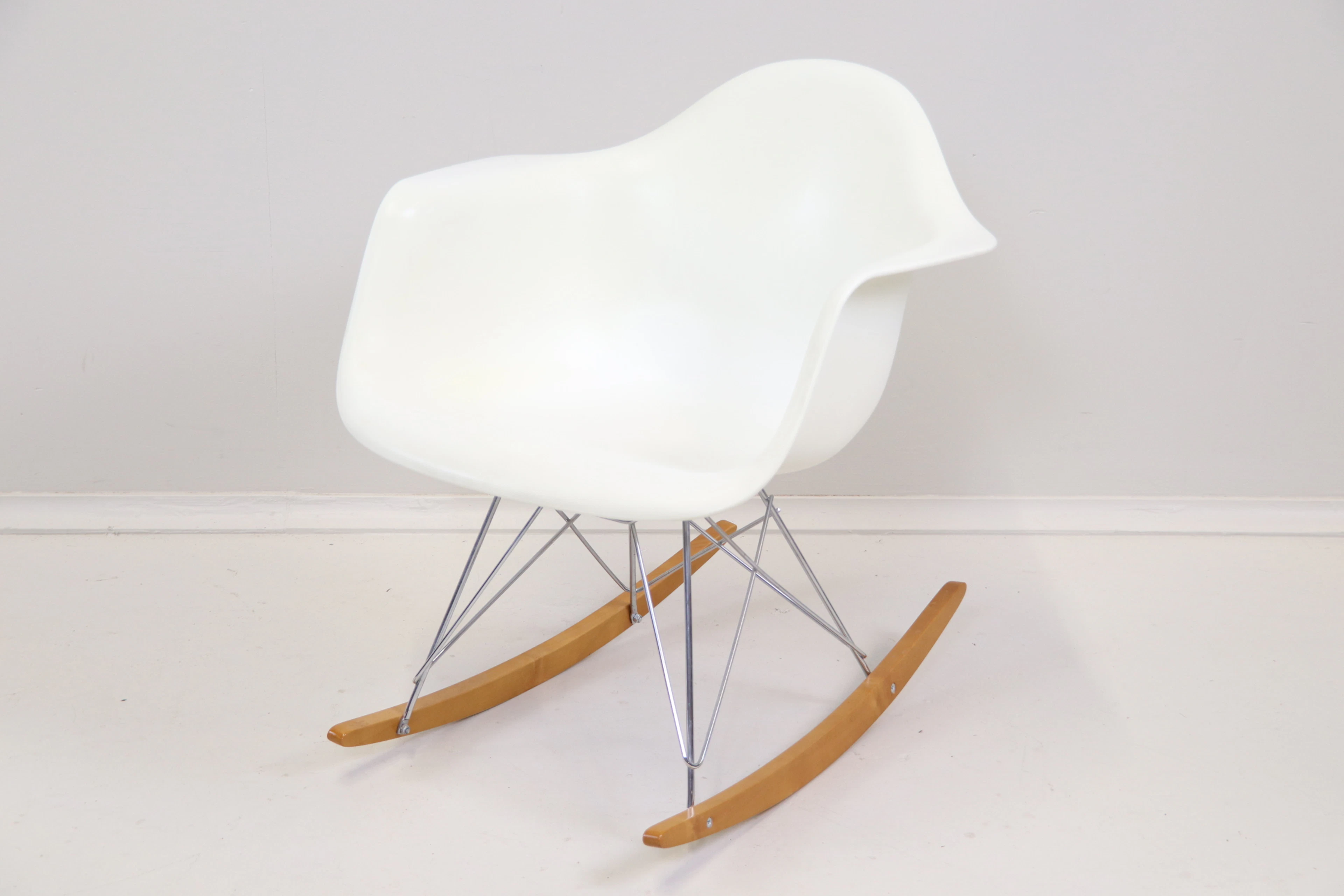 Charles & Ray Eames, una mecedora, de plástico/madera/metal, "Rar", Vitra.