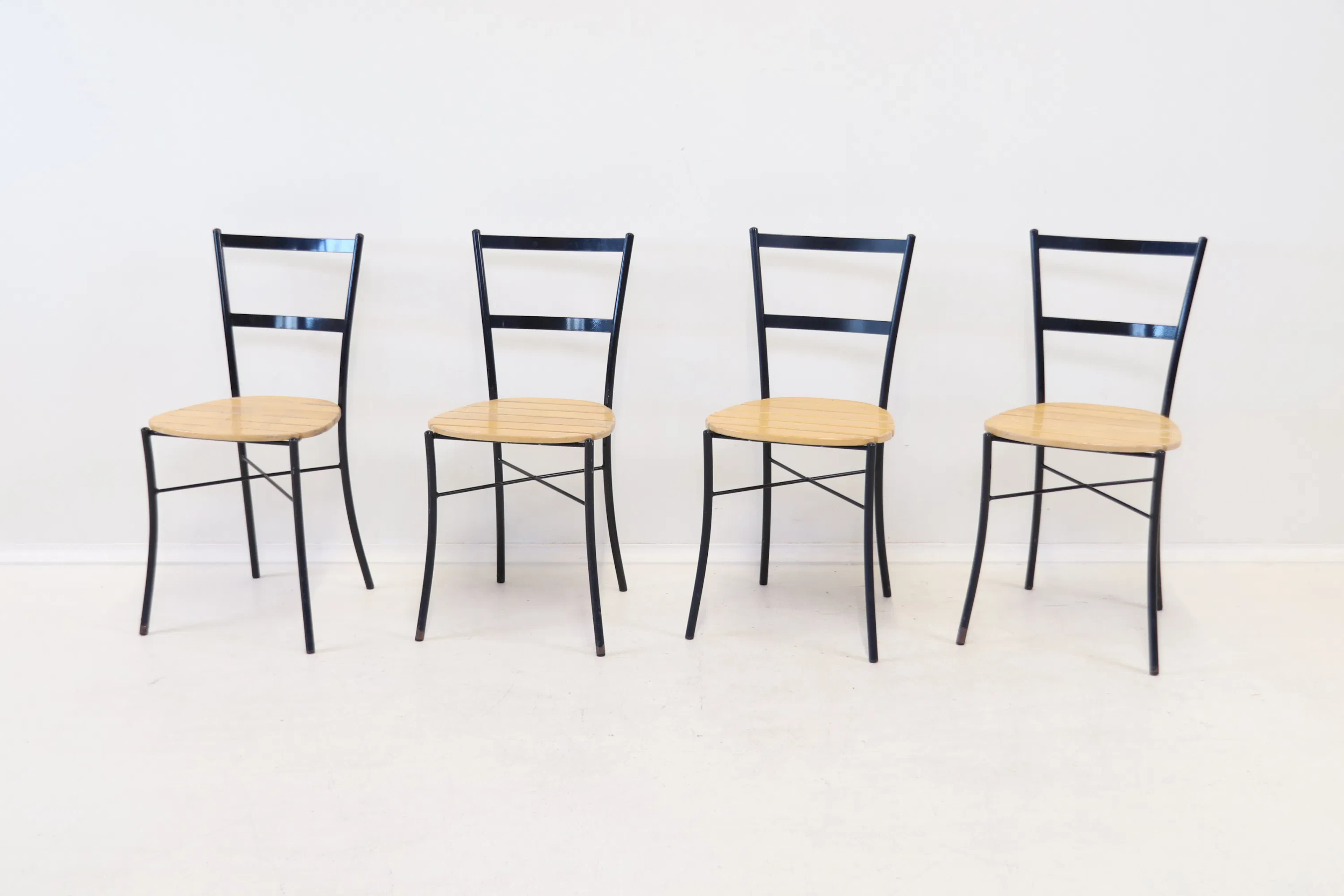 Café-Stühle, 4 Teile, Holz/Metall, Skandi-Form.
