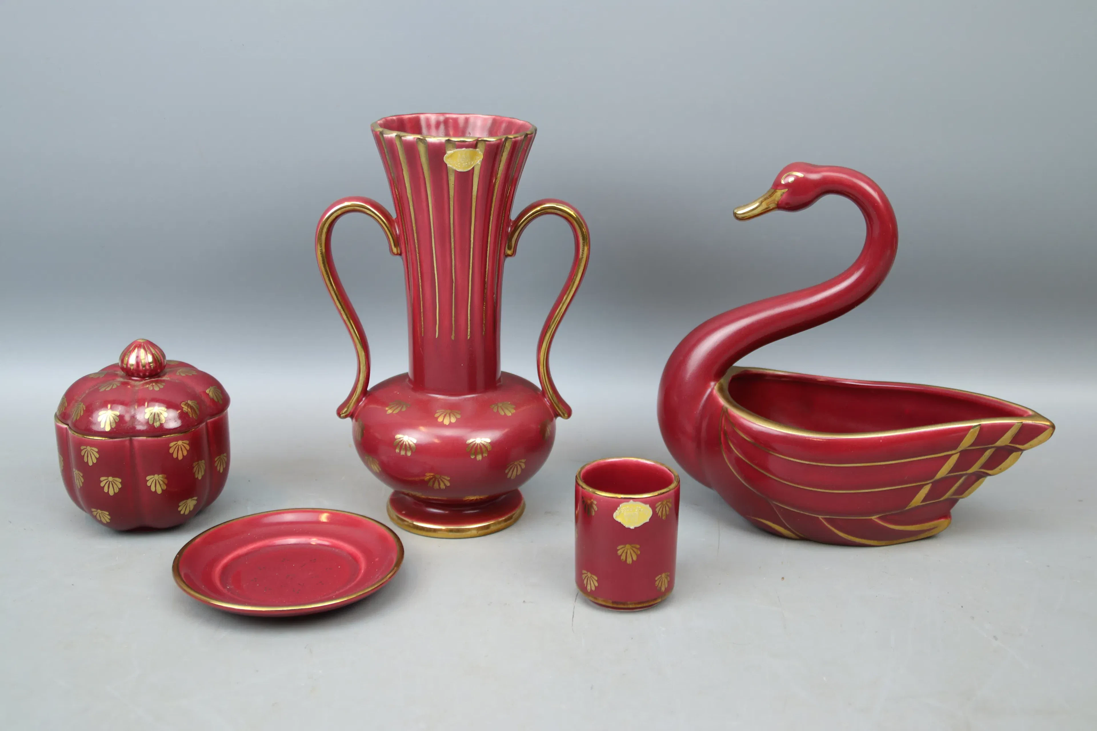 Arthur Percy, a 5-piece porcelain, Red Ruby, Gefle, Upsala-Ekeby.