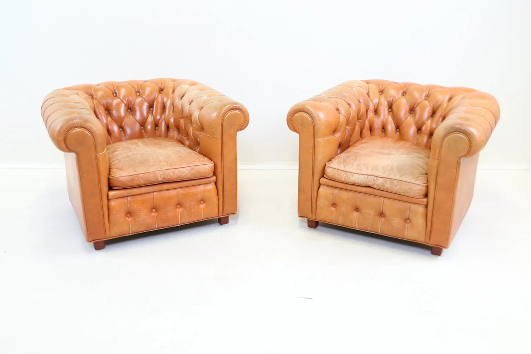 Sillones, un par, poleas con ruedas, modelo Chesterfield, cuero/madera.