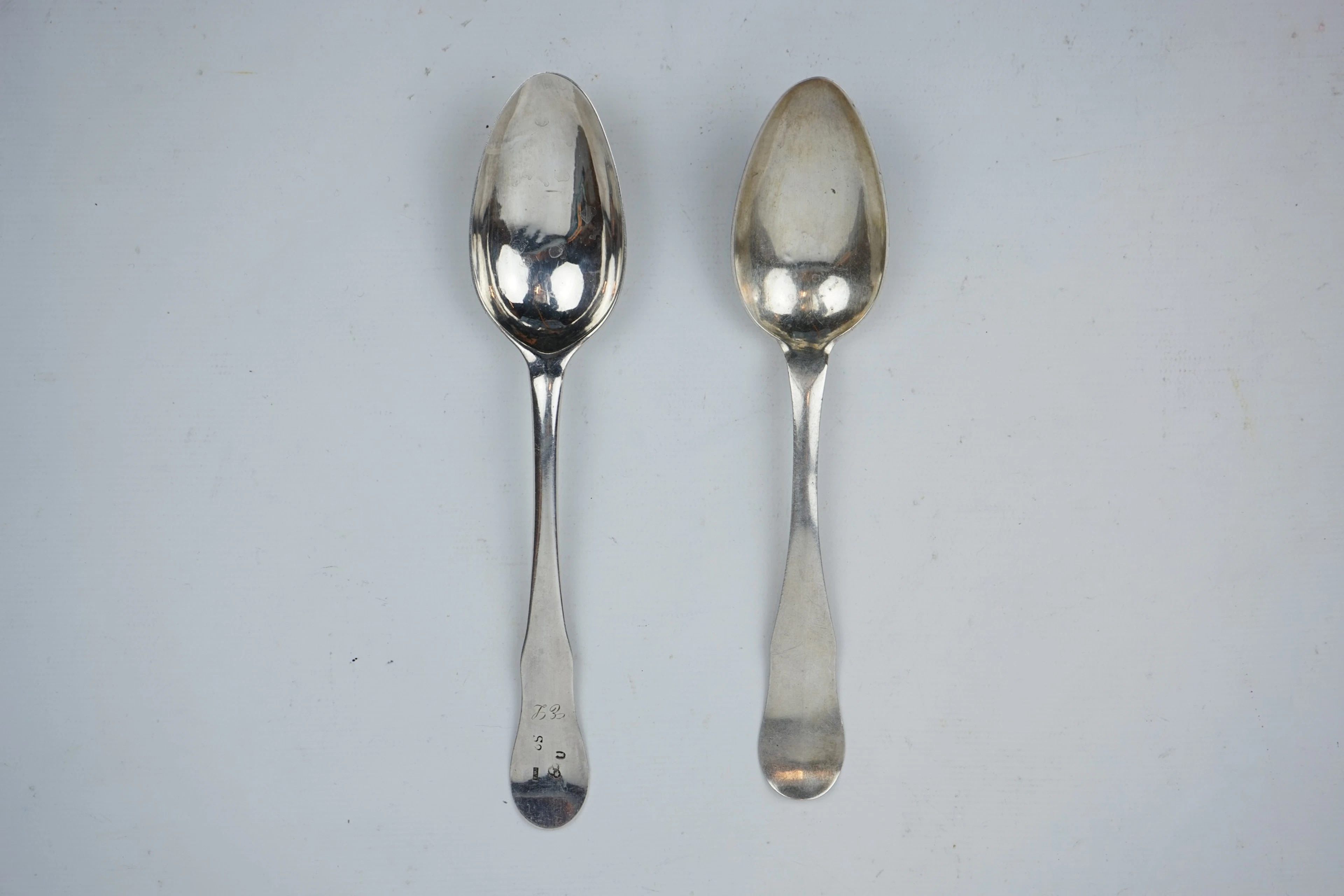 Cucharillas con mango de violín, 2 piezas, plata, la primera mitad del siglo XIX.