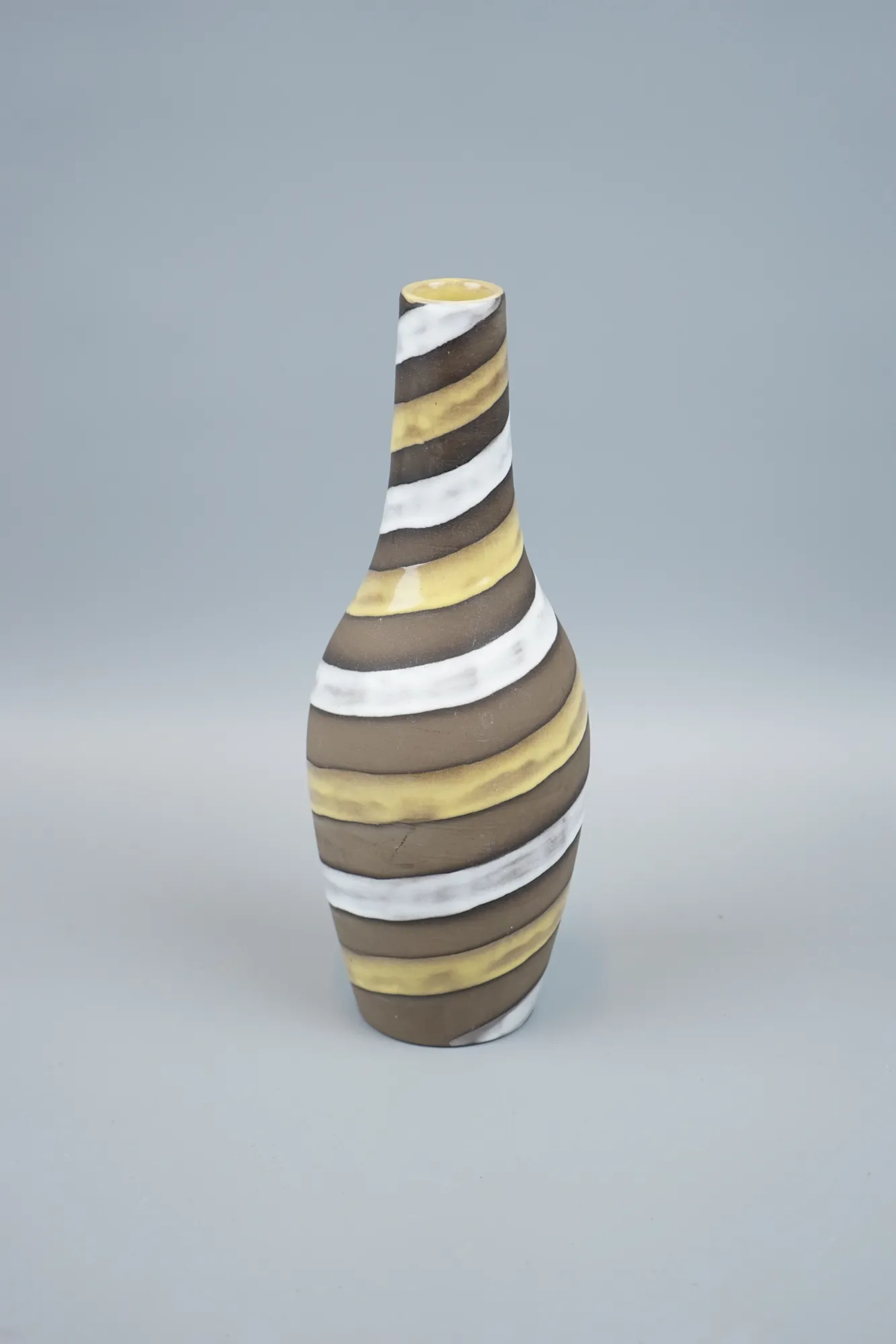 Ingrid Atterberg, un vase en céramique, « Spiral », n° 2049, Upsala, Ekeby.