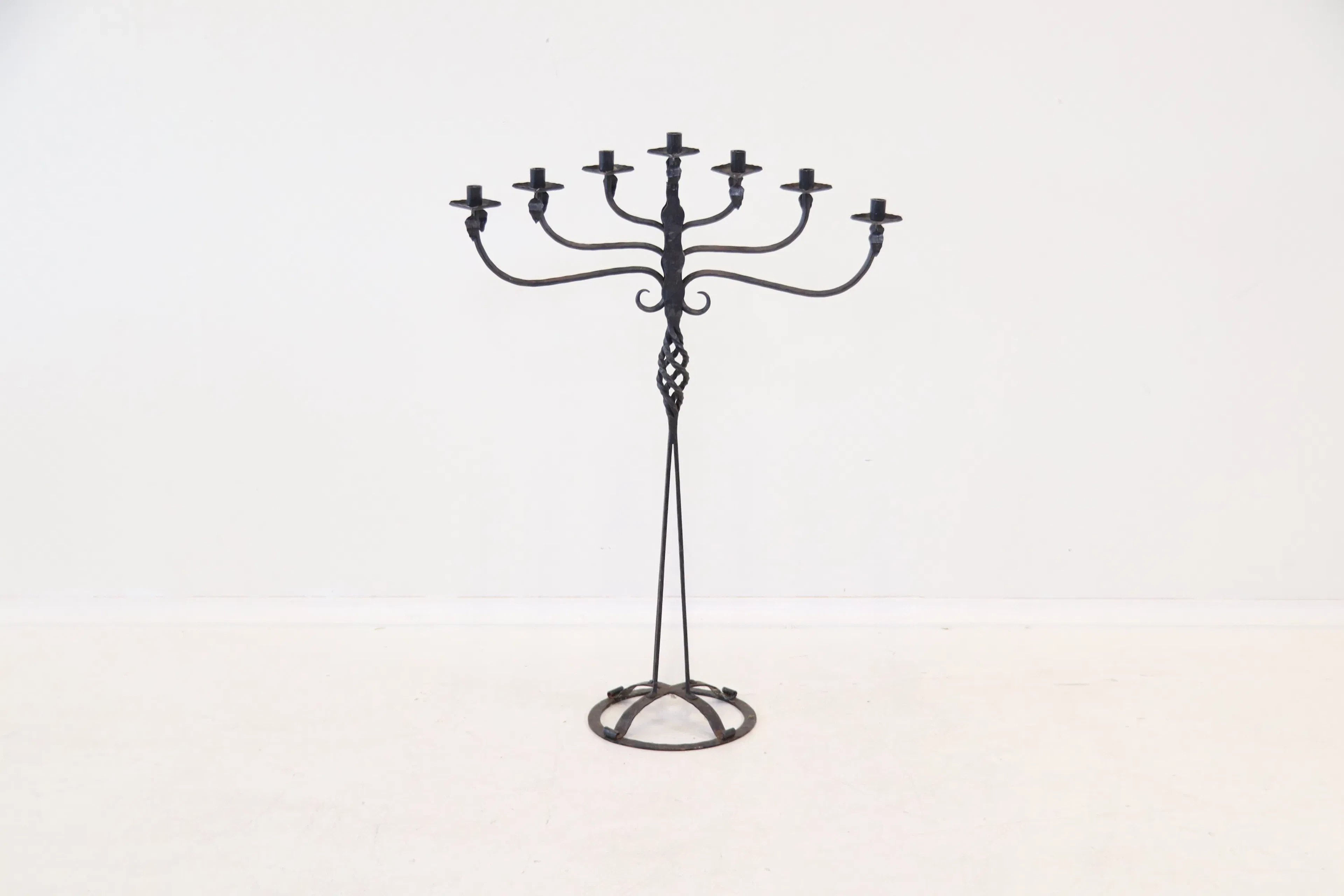 Gustaf Ankarcrona, candelabro de suelo, para 7 velas, hierro forjado, Käck & Hedby.