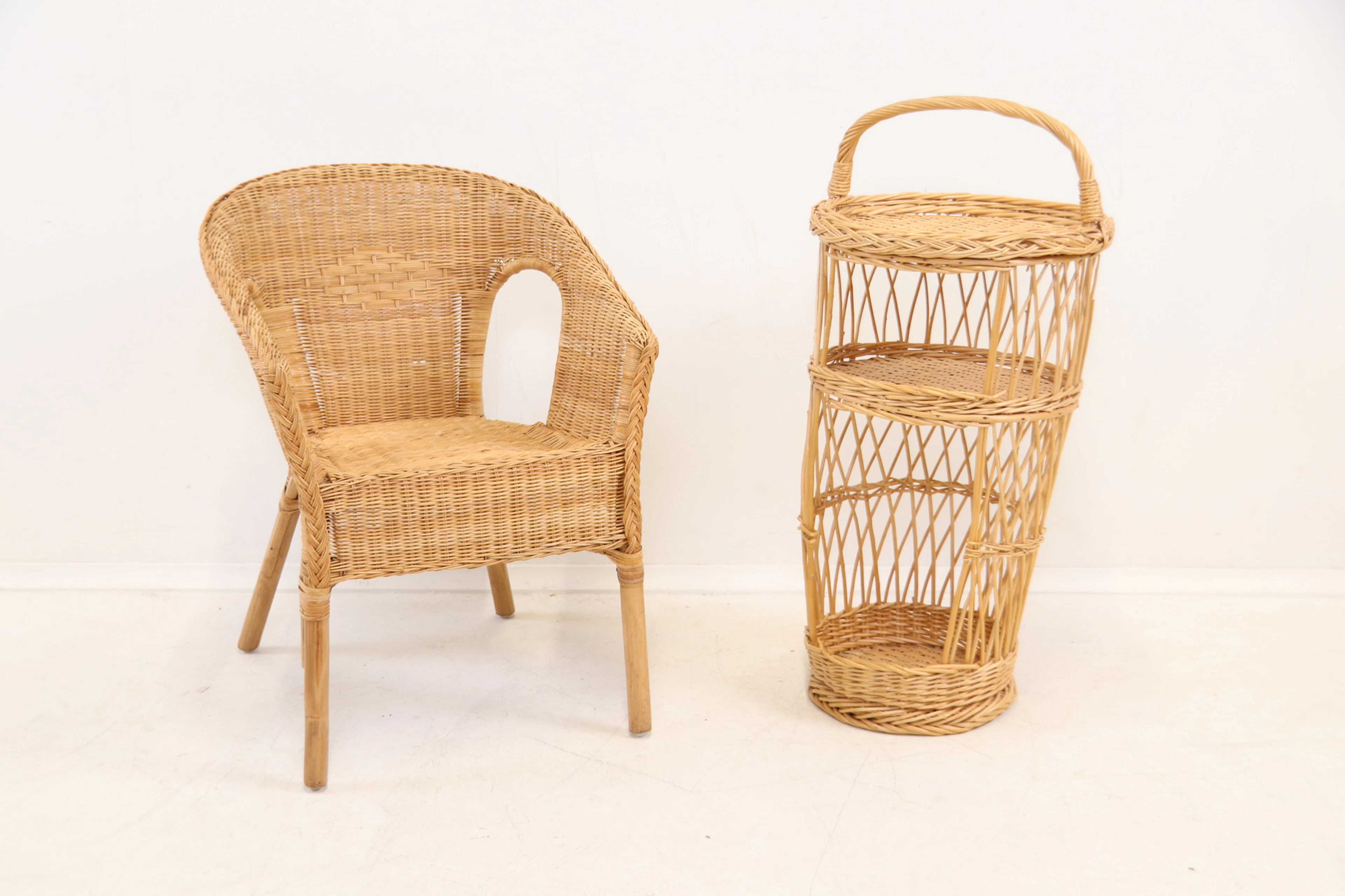 Silla de mimbre y mesa de mimbre, 2 partes, de mimbre.