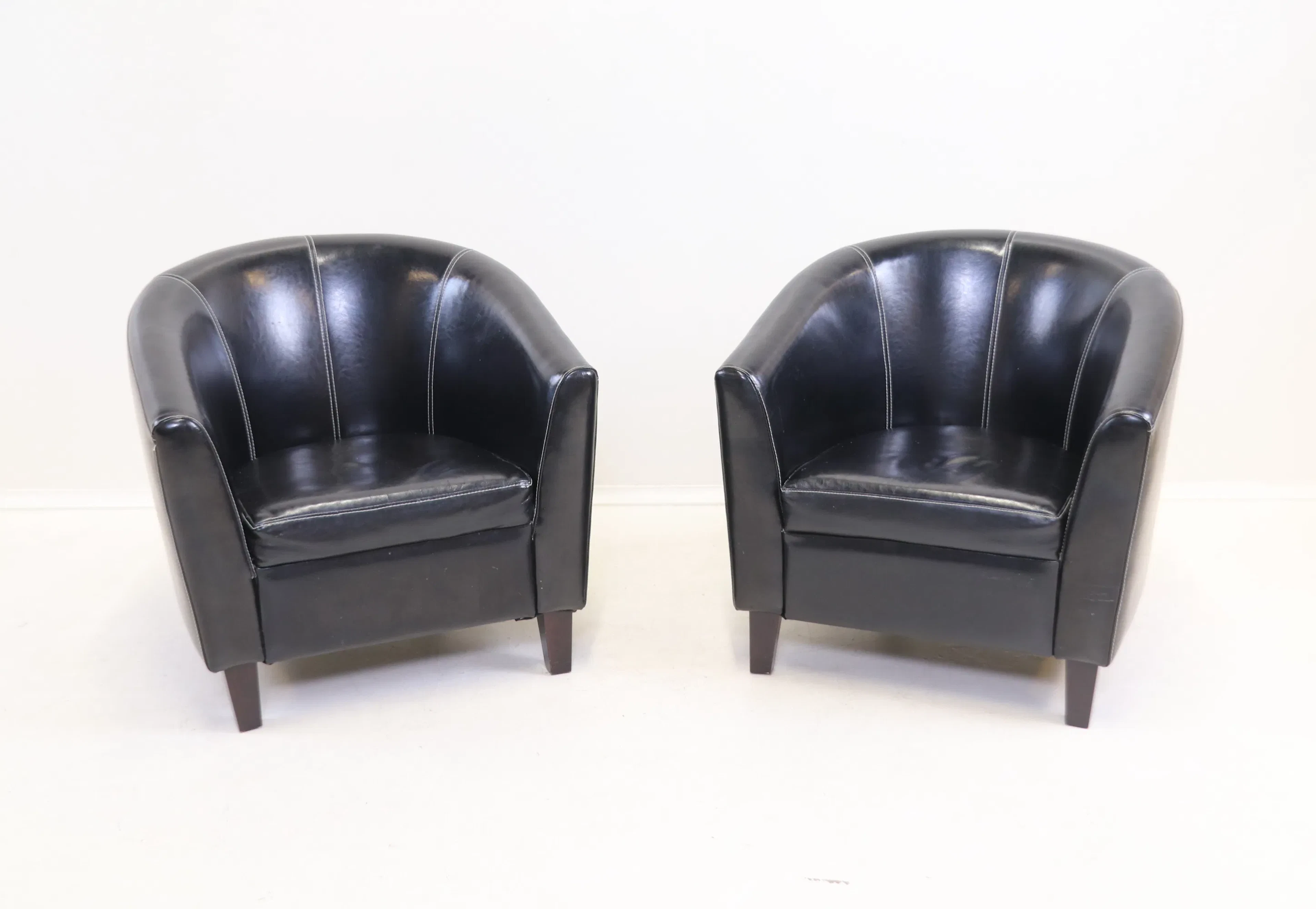 Sillones club, un par, cuero/madera, Möbelhuset Leander Pehrson.