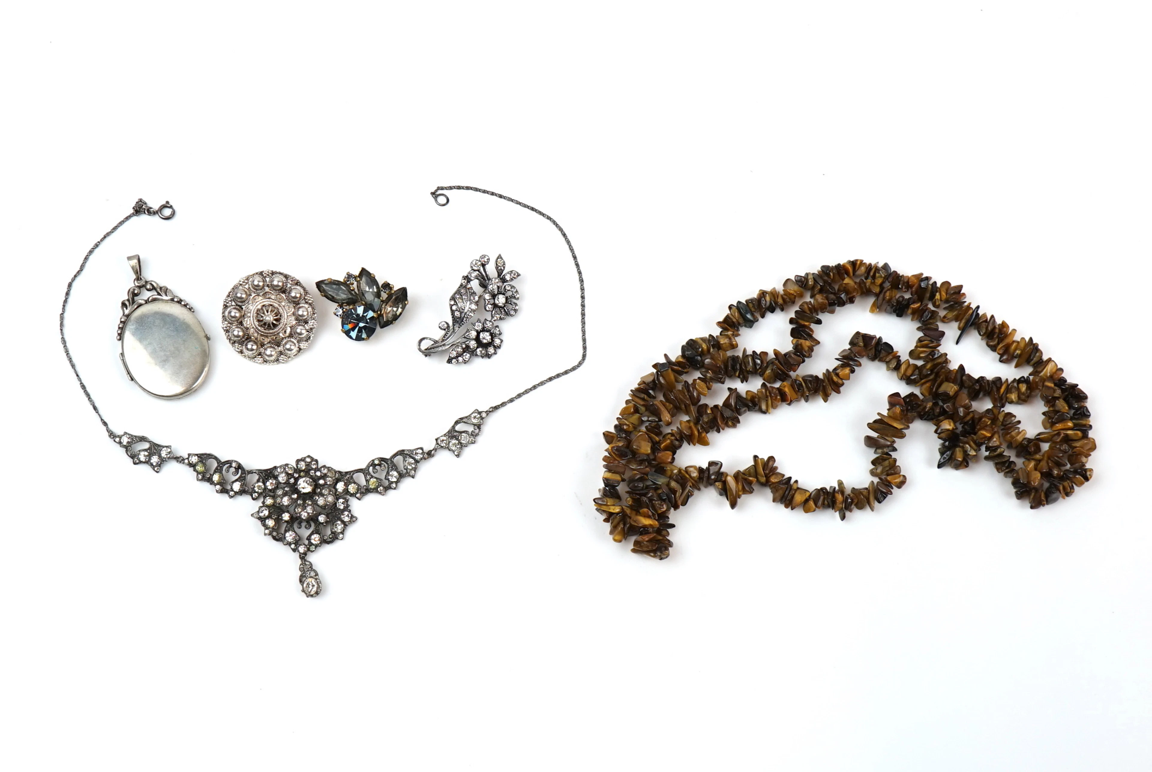 Collier y collar, etc., 6 piezas, incluyendo ámbar plateado/negro.