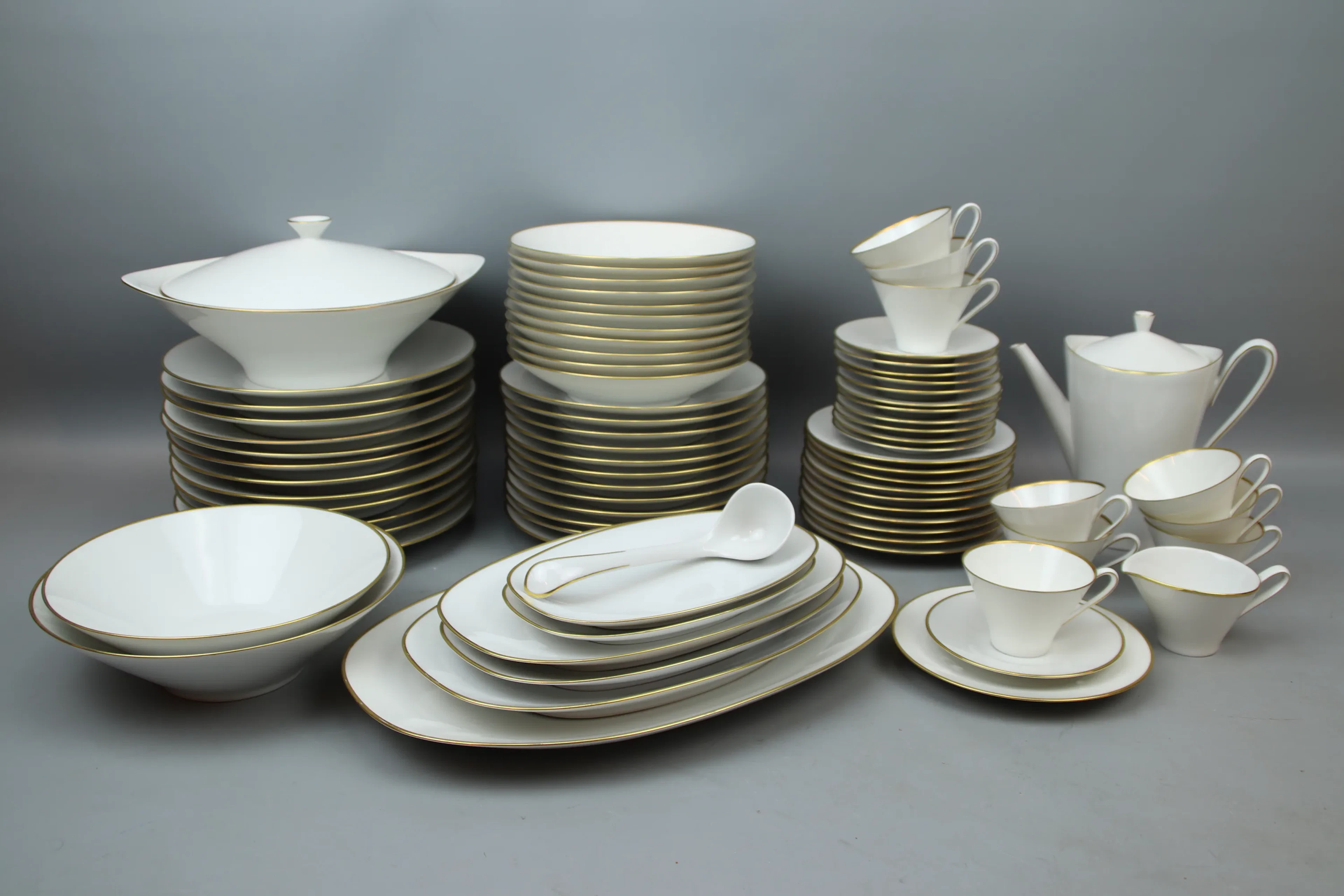 Servicio de comida y café, 67. partes, porcelana, Hutschenreuter, Hohenberg, Alemania.