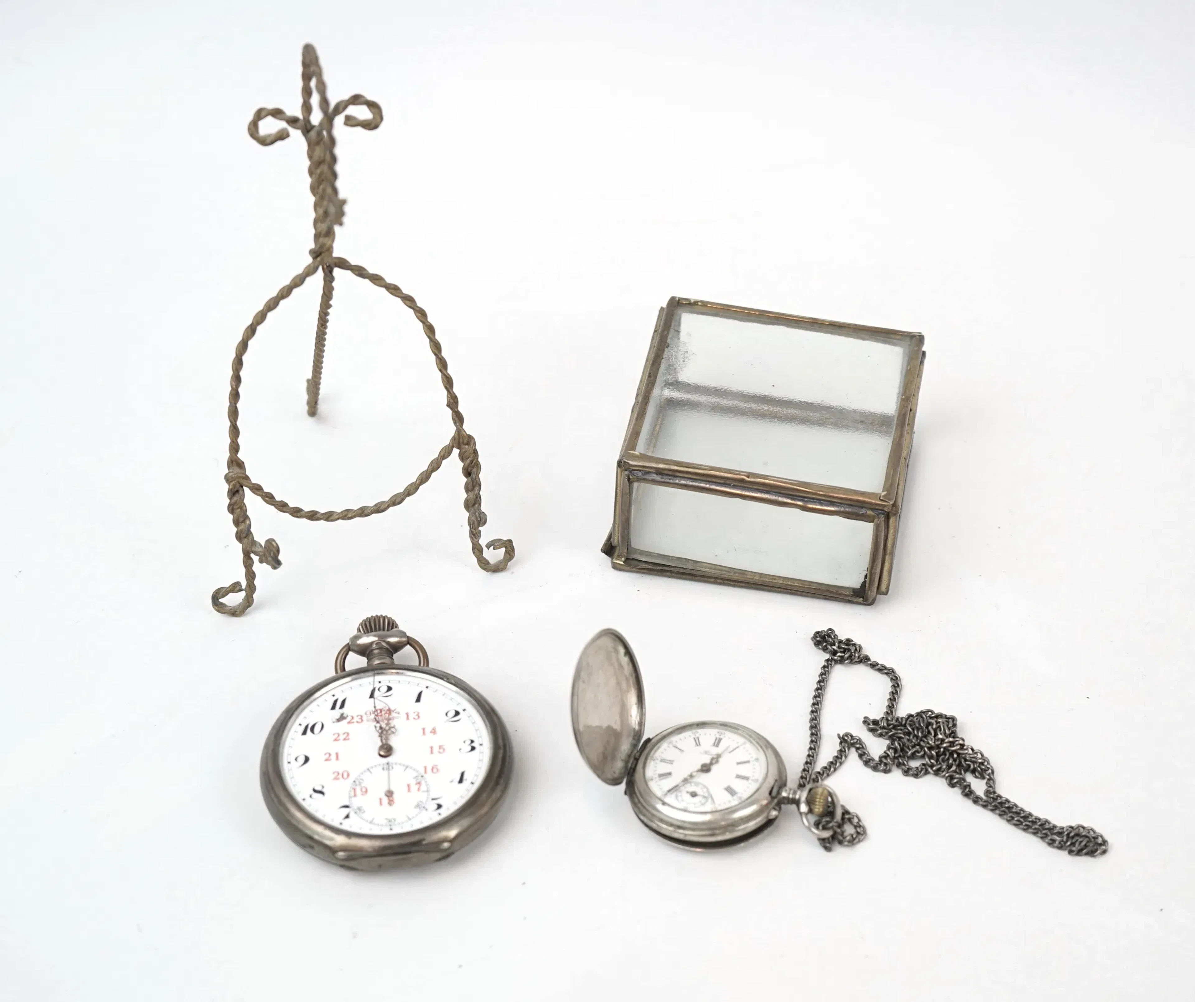 Orologio da tasca ecc., 4 pezzi, incluso un casello d'argento su un orologio da tasca.