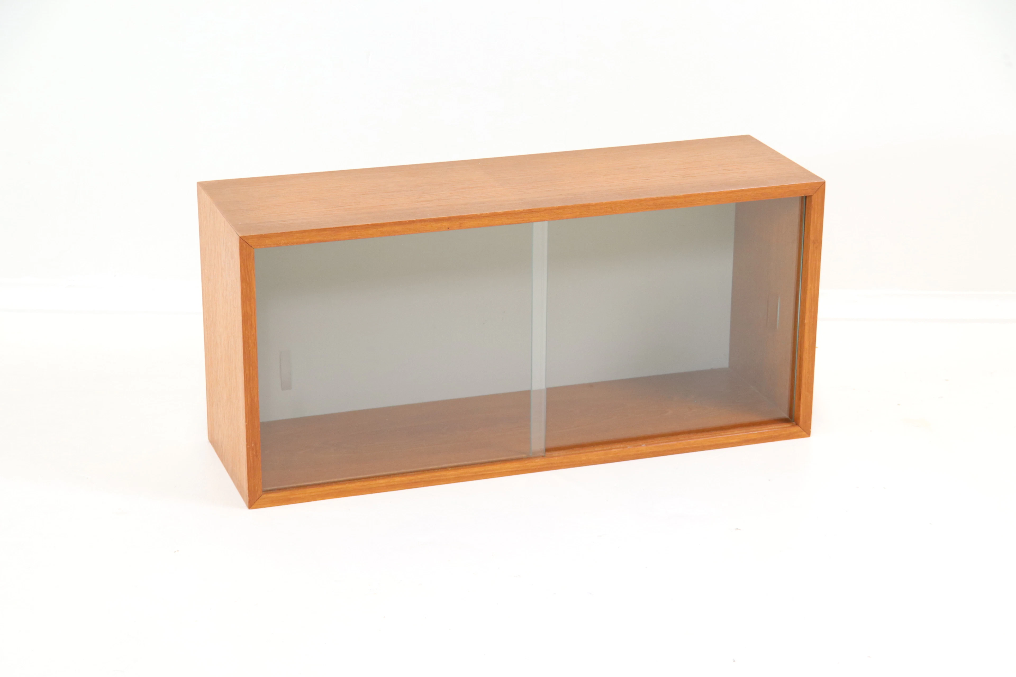 Schränke mit Schiebetüren, Teakholz/Glas.