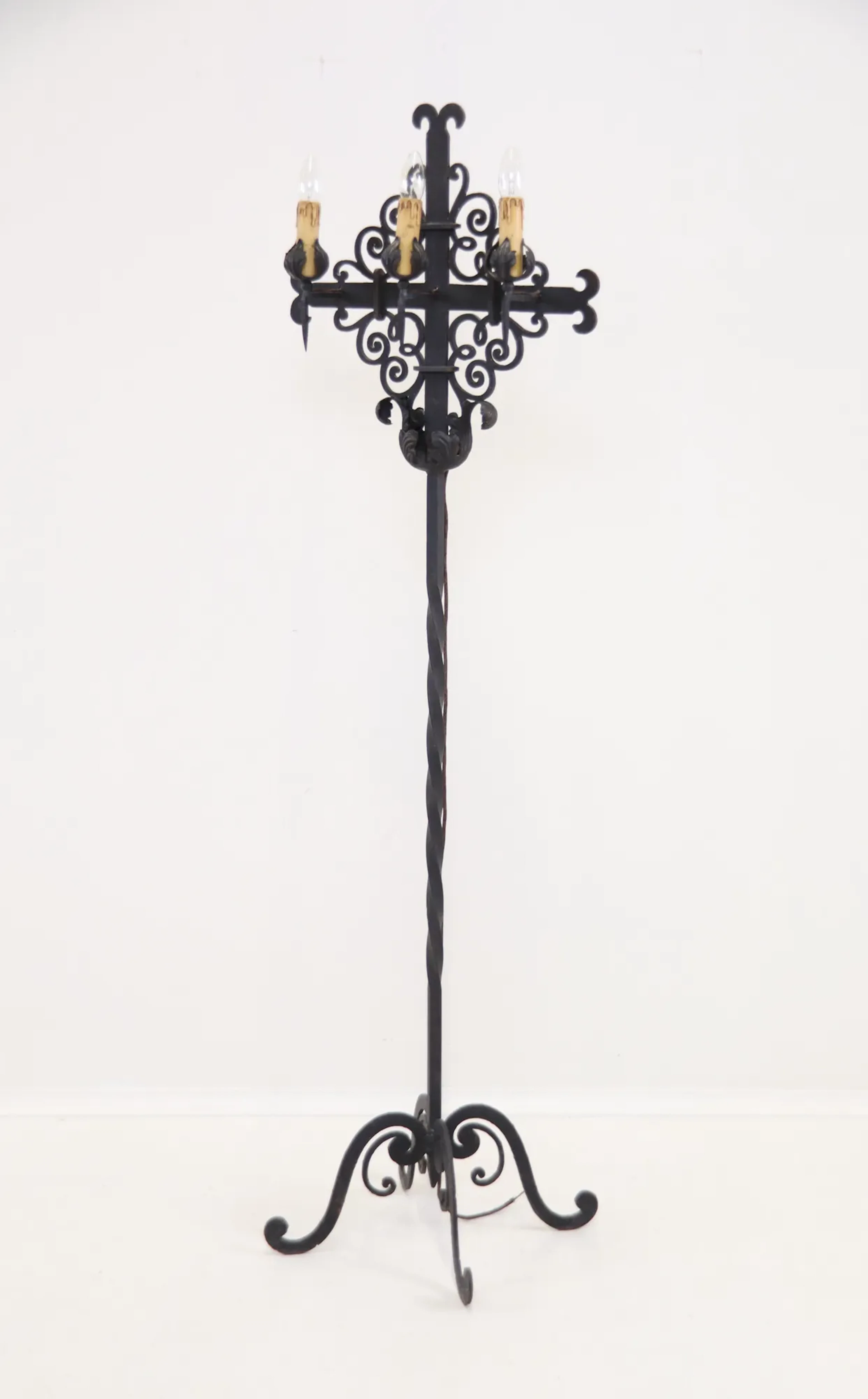 Candelabros de suelo, 3 puntos de luz, hierro forjado.