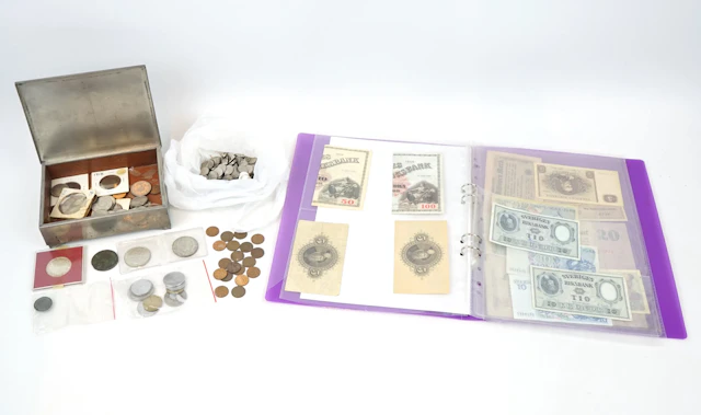 Coins and banknotes, a lot, different countries, mostly Swedish.
